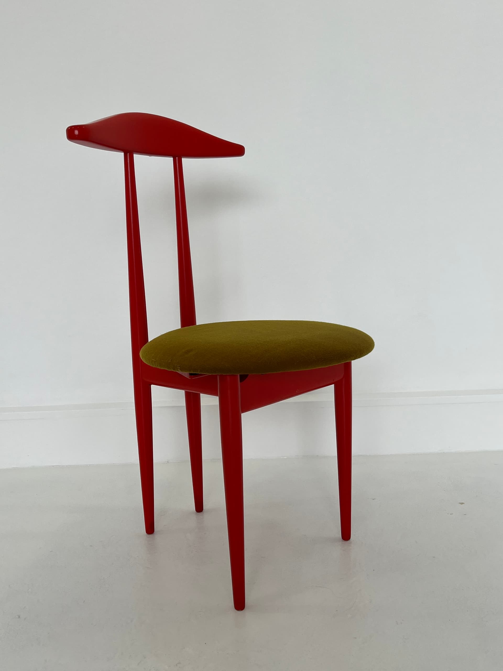 Krzesło kamerdyner, drewno czerwony, Niemcy, lata 70. - 45989