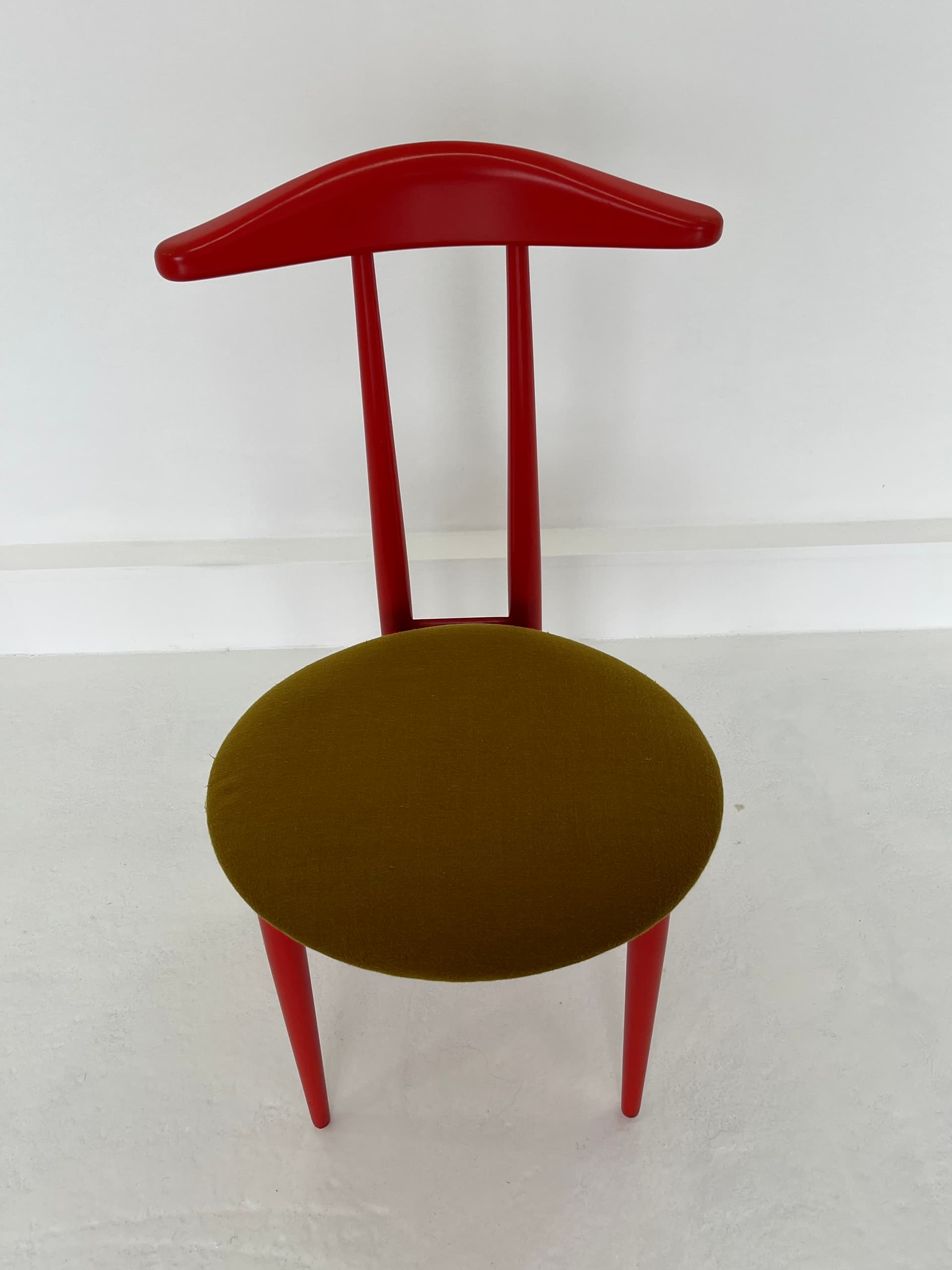 Krzesło kamerdyner, drewno czerwony, Niemcy, lata 70. - 45991