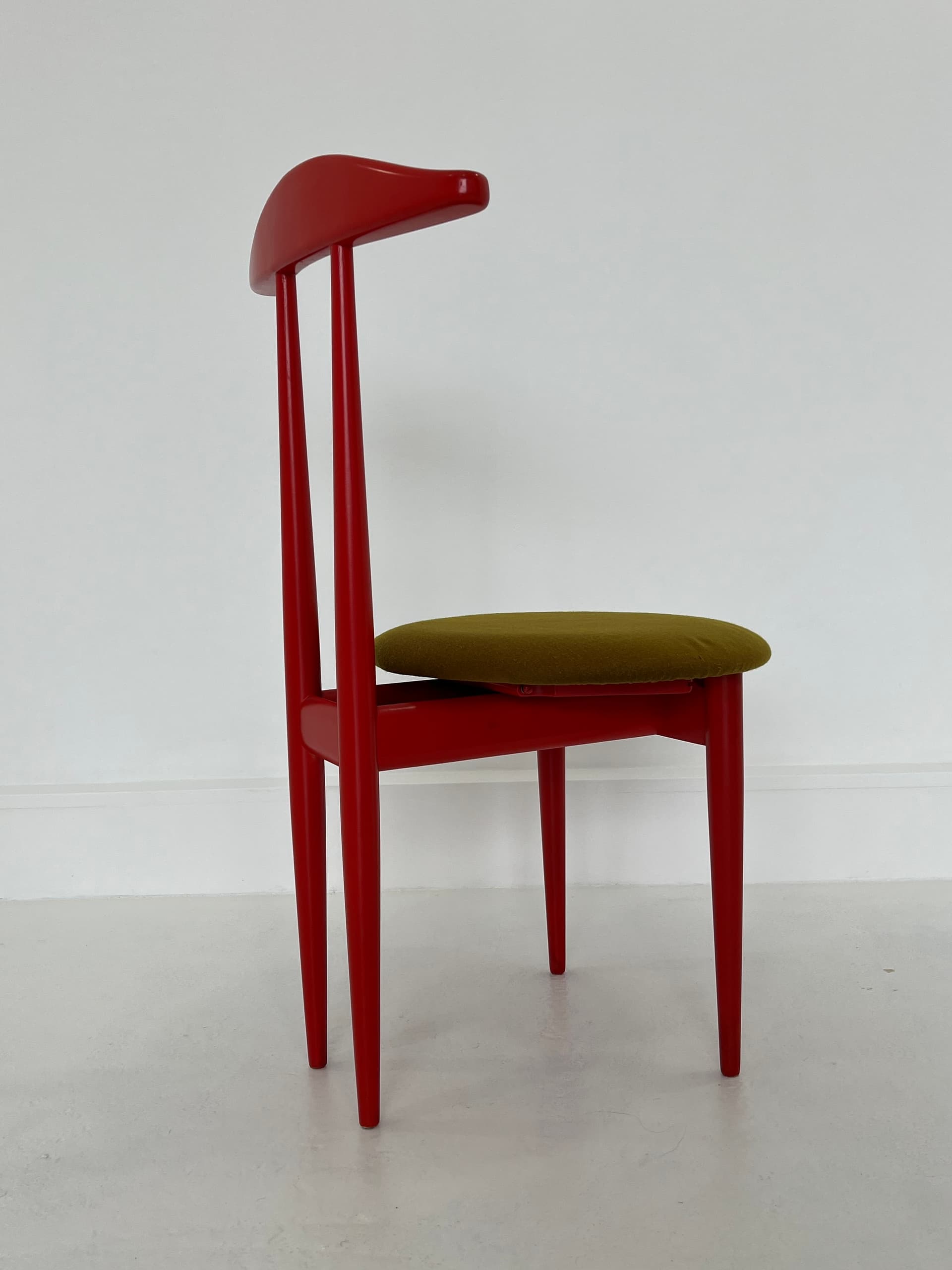 Krzesło kamerdyner, drewno czerwony, Niemcy, lata 70. - 45988