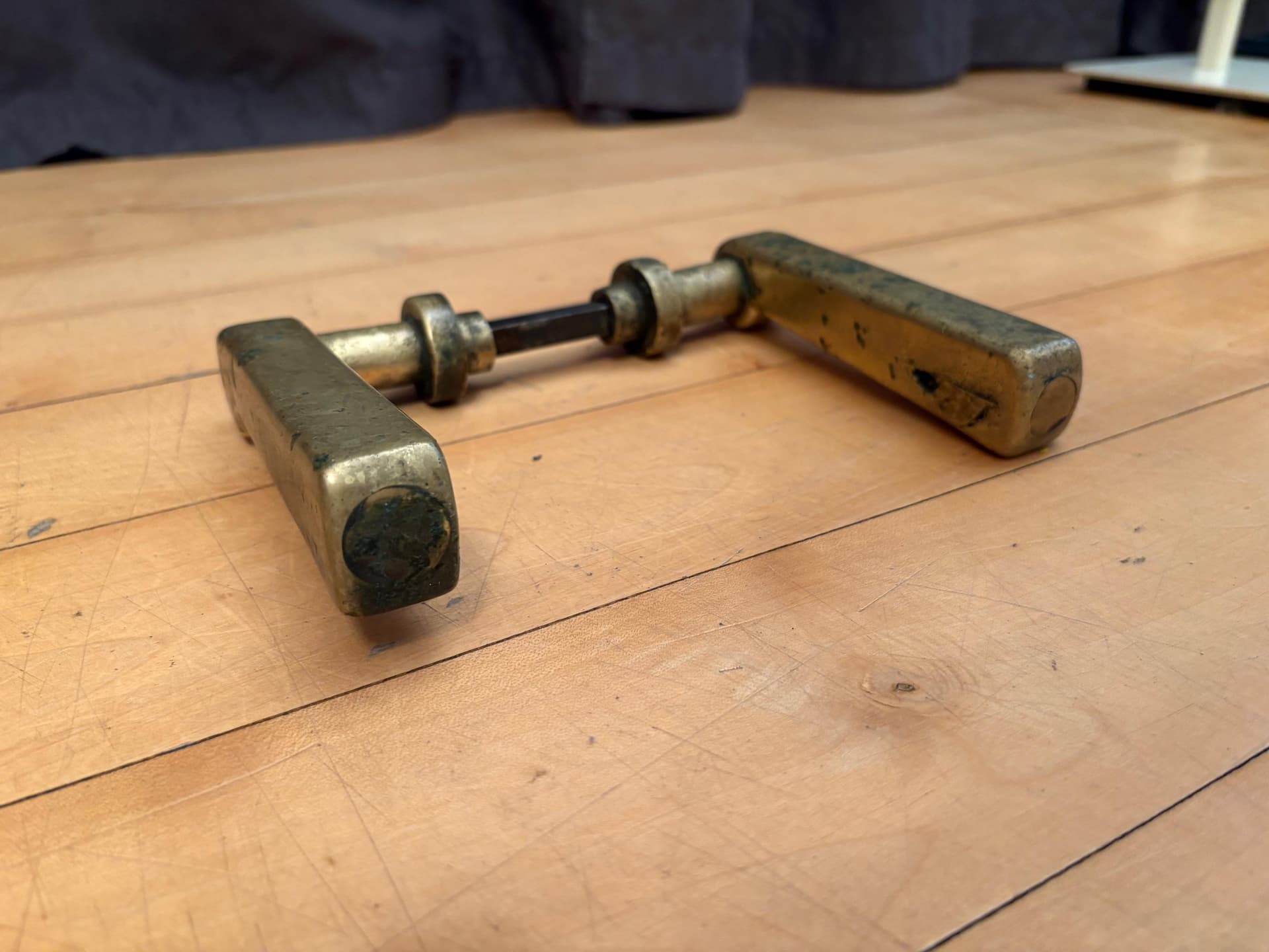 Para klamek drzwiowych Bauhaus, mosiądz złoty, Niemcy, lata 30. - 79834