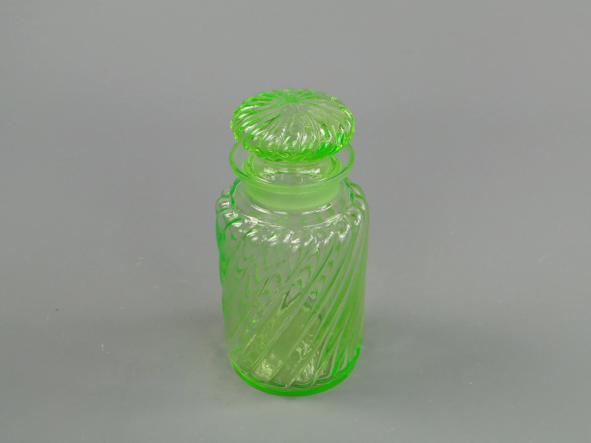 Uranium Green Glass Tea Caddy, Poland, 1910s - 46040