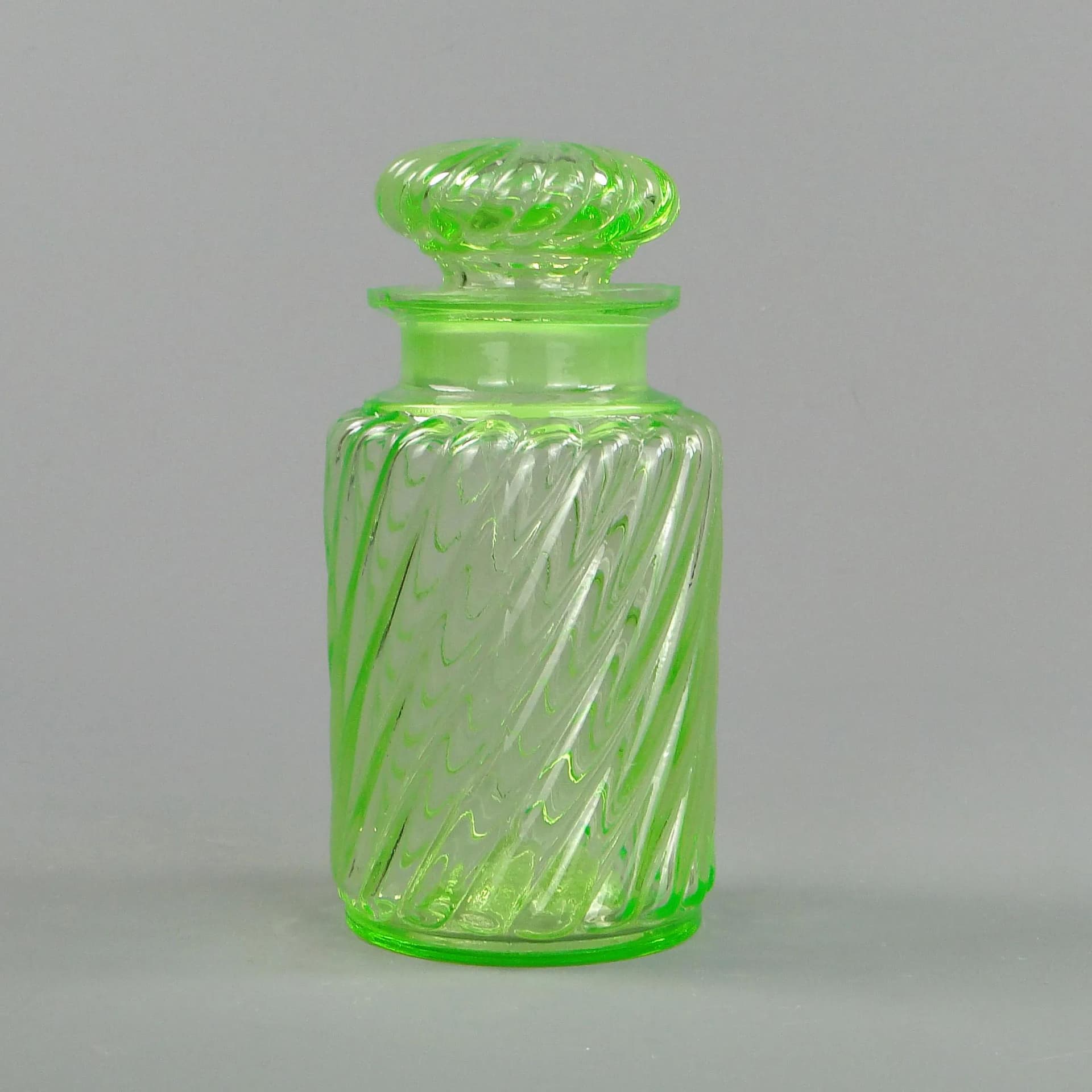 Uranium Green Glass Tea Caddy, Poland, 1910s - 46038