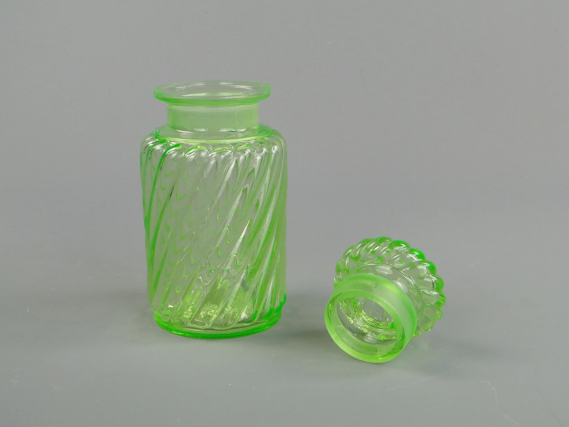 Uranium Green Glass Tea Caddy, Poland, 1910s - 46043