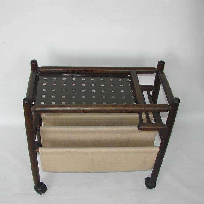 Stolik boczny z funkcją gazetnika, drewno brązowy ciemny, szkło, tkanina, Polska, lata 70. - 46615