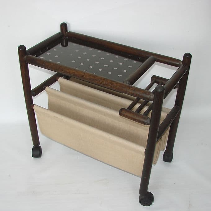 Stolik boczny z funkcją gazetnika, drewno brązowy ciemny, szkło, tkanina, Polska, lata 70. - 46614