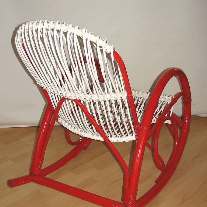 Fotel bujany, rattan biały, rama czerwona, Rohé Noordwolde, Holandia, lata 70. - 46589