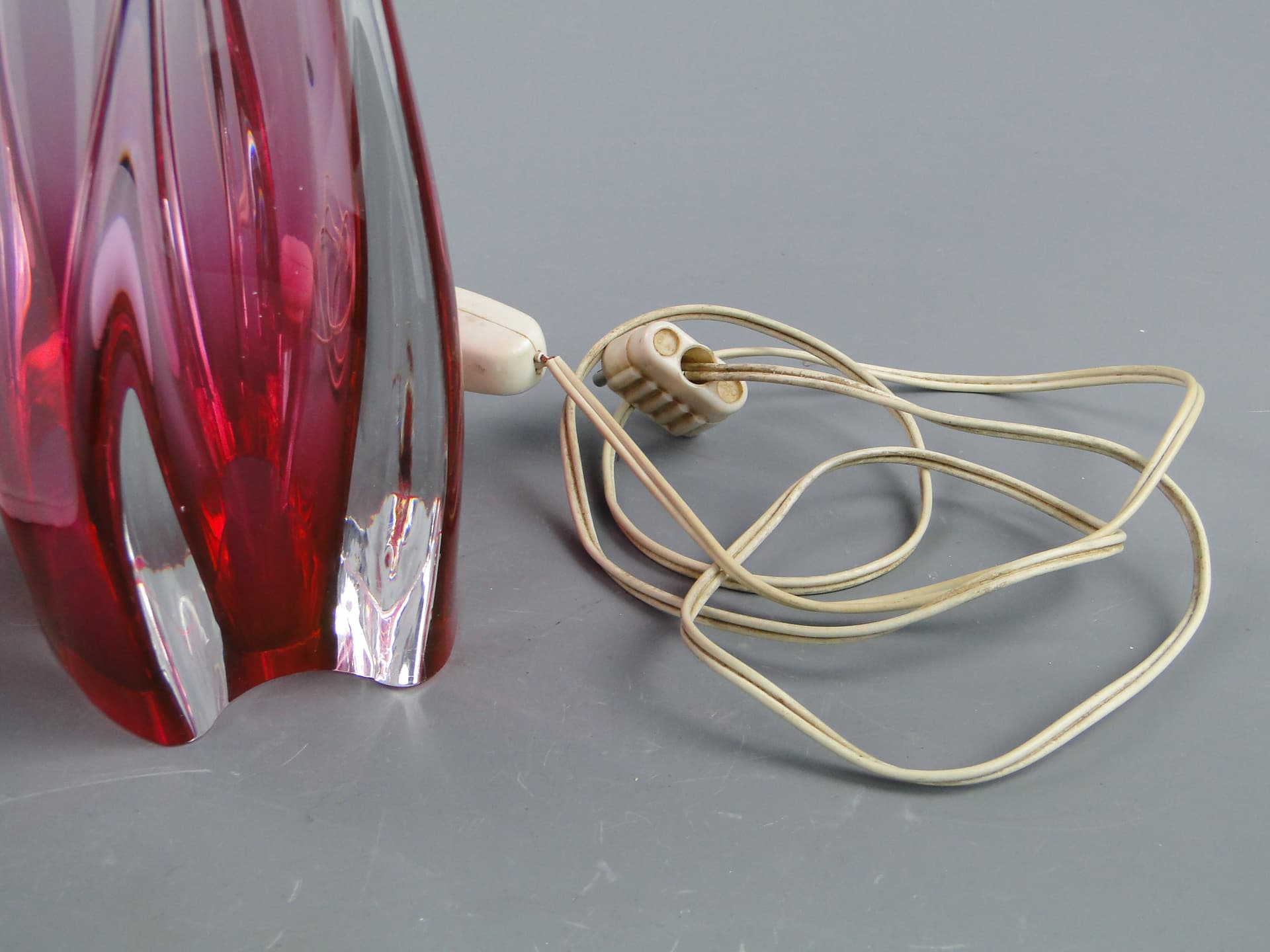 Lampa stołowa, Val St Lambert, szkło czerwony, Belgia, lata 60. - 46994