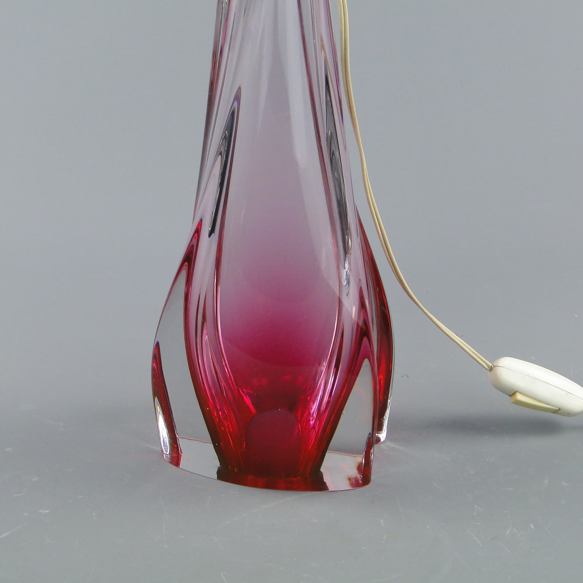 Lampa stołowa, Val St Lambert, szkło czerwony, Belgia, lata 60. - 47000