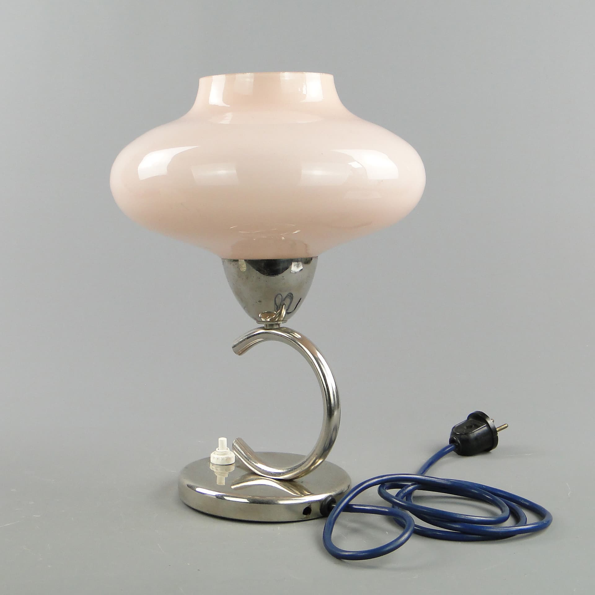 Lampa stołowa Art déco, klosz szkło różowy, podstawa metal, Polska, lata 30. - 47082