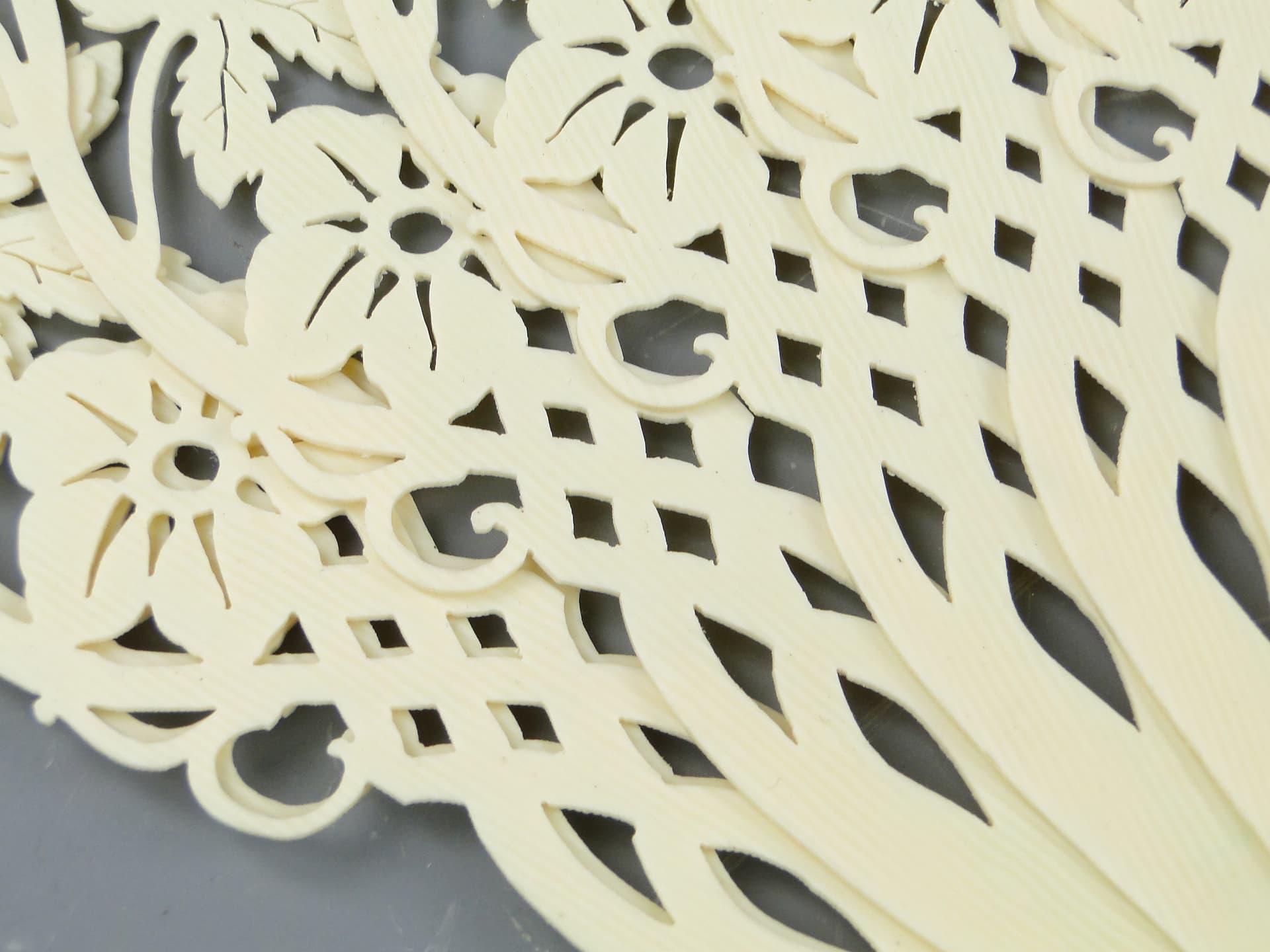 Wachlarz Biedermeier, kość ivory white, mosiądz złocony, Austria, XIX w. - 47218