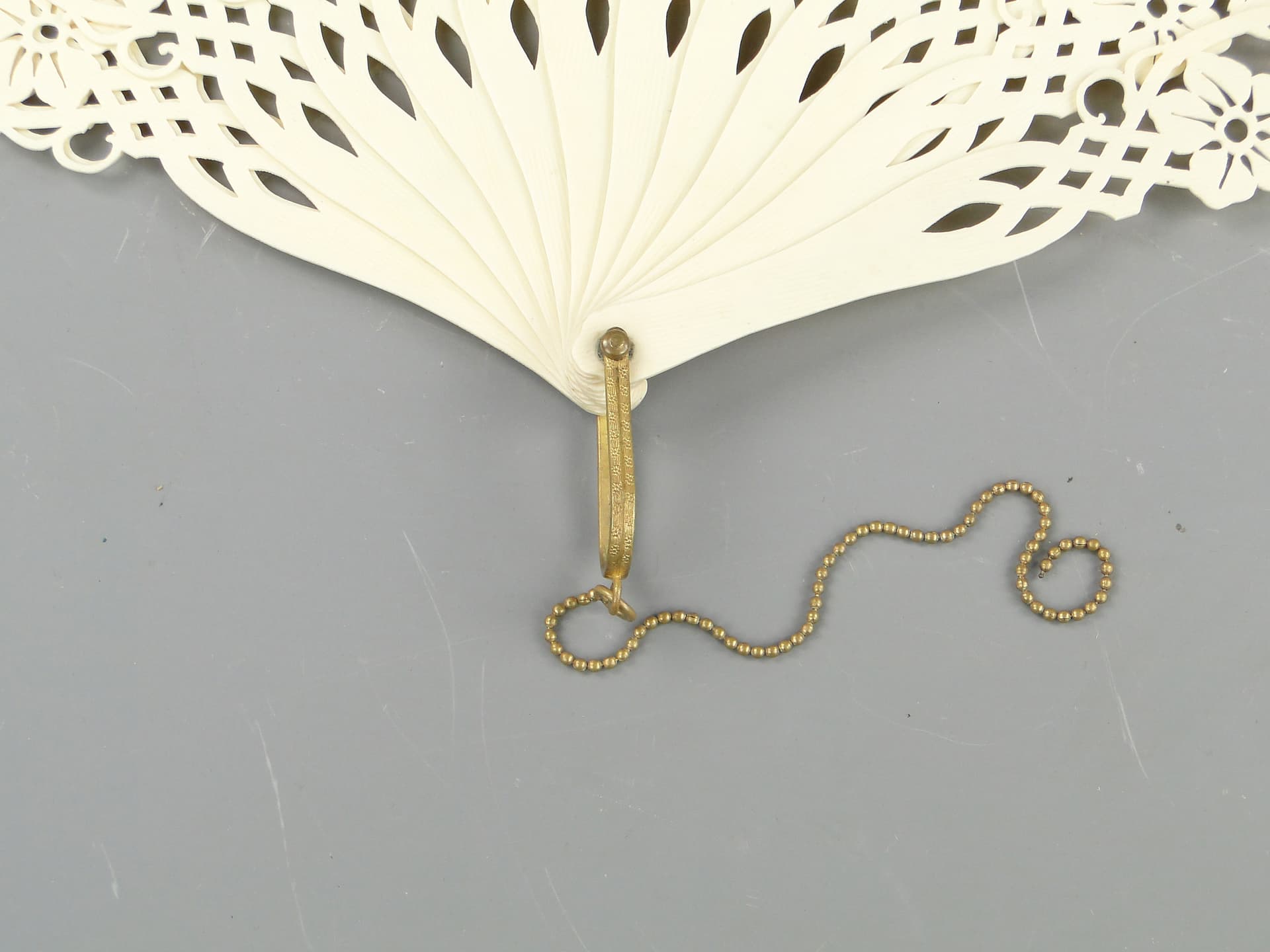 Wachlarz Biedermeier, kość ivory white, mosiądz złocony, Austria, XIX w. - 47215