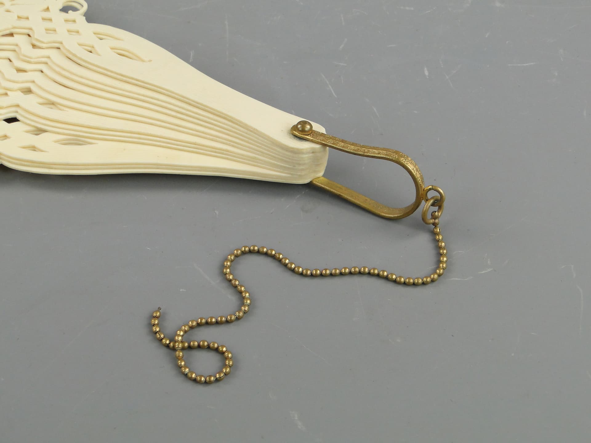 Wachlarz Biedermeier, kość ivory white, mosiądz złocony, Austria, XIX w. - 47223