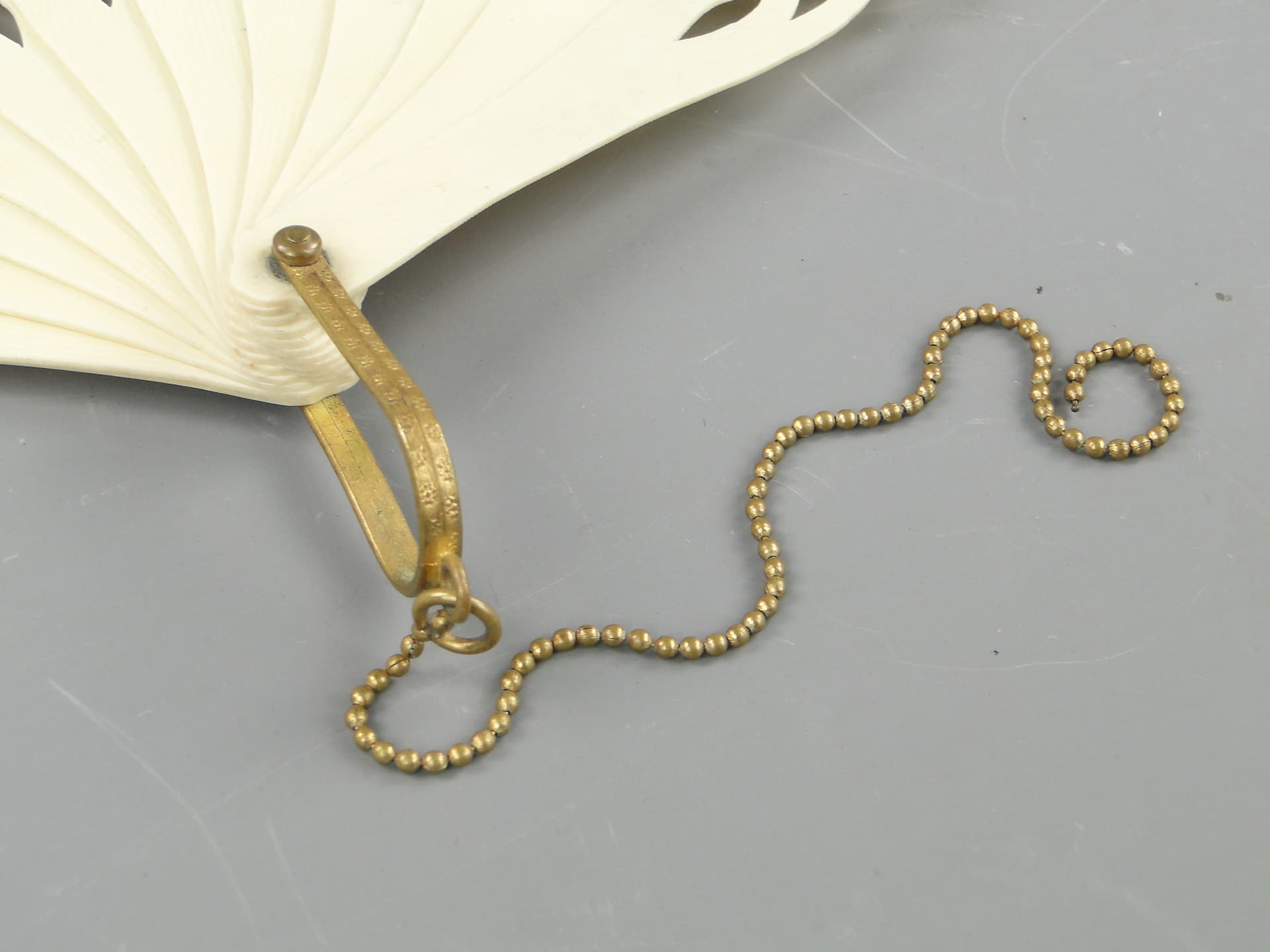 Wachlarz Biedermeier, kość ivory white, mosiądz złocony, Austria, XIX w. - 47217