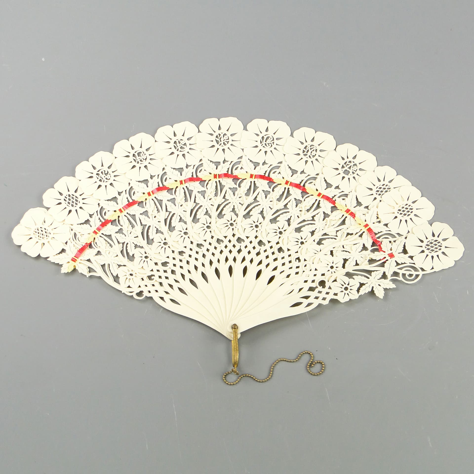 Wachlarz Biedermeier, kość ivory white, mosiądz złocony, Austria, XIX w. - 47214