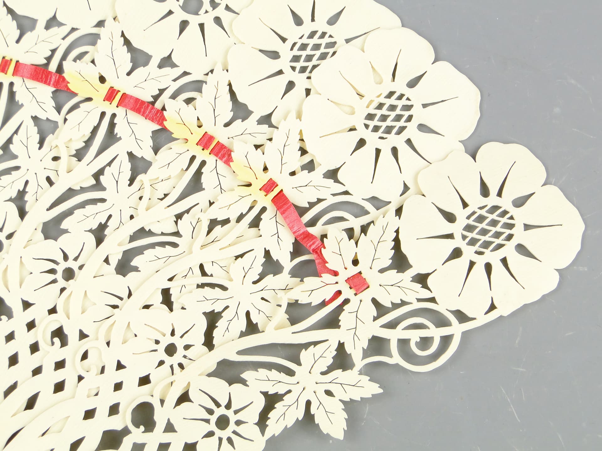 Wachlarz Biedermeier, kość ivory white, mosiądz złocony, Austria, XIX w. - 47216