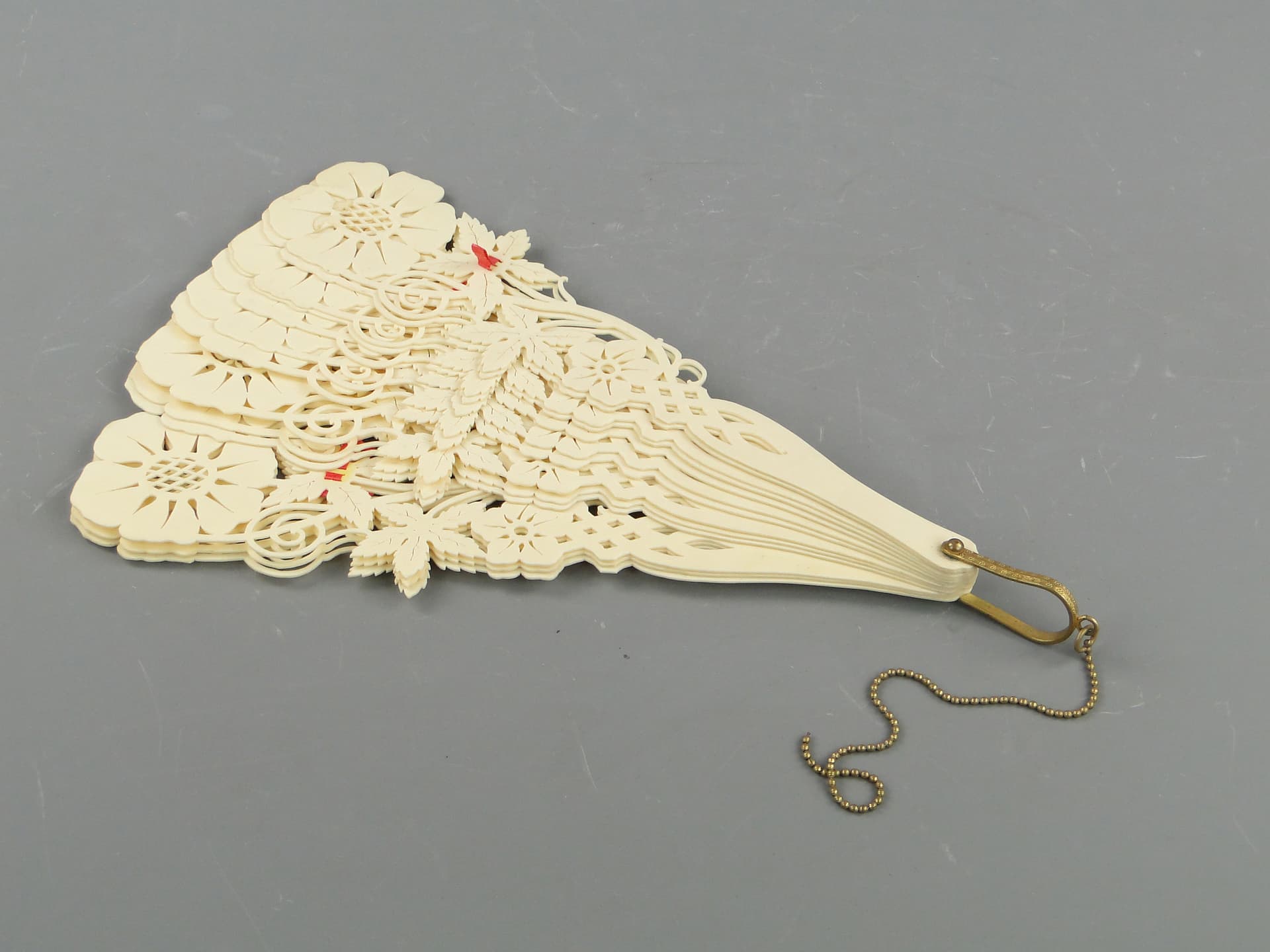 Wachlarz Biedermeier, kość ivory white, mosiądz złocony, Austria, XIX w. - 47222