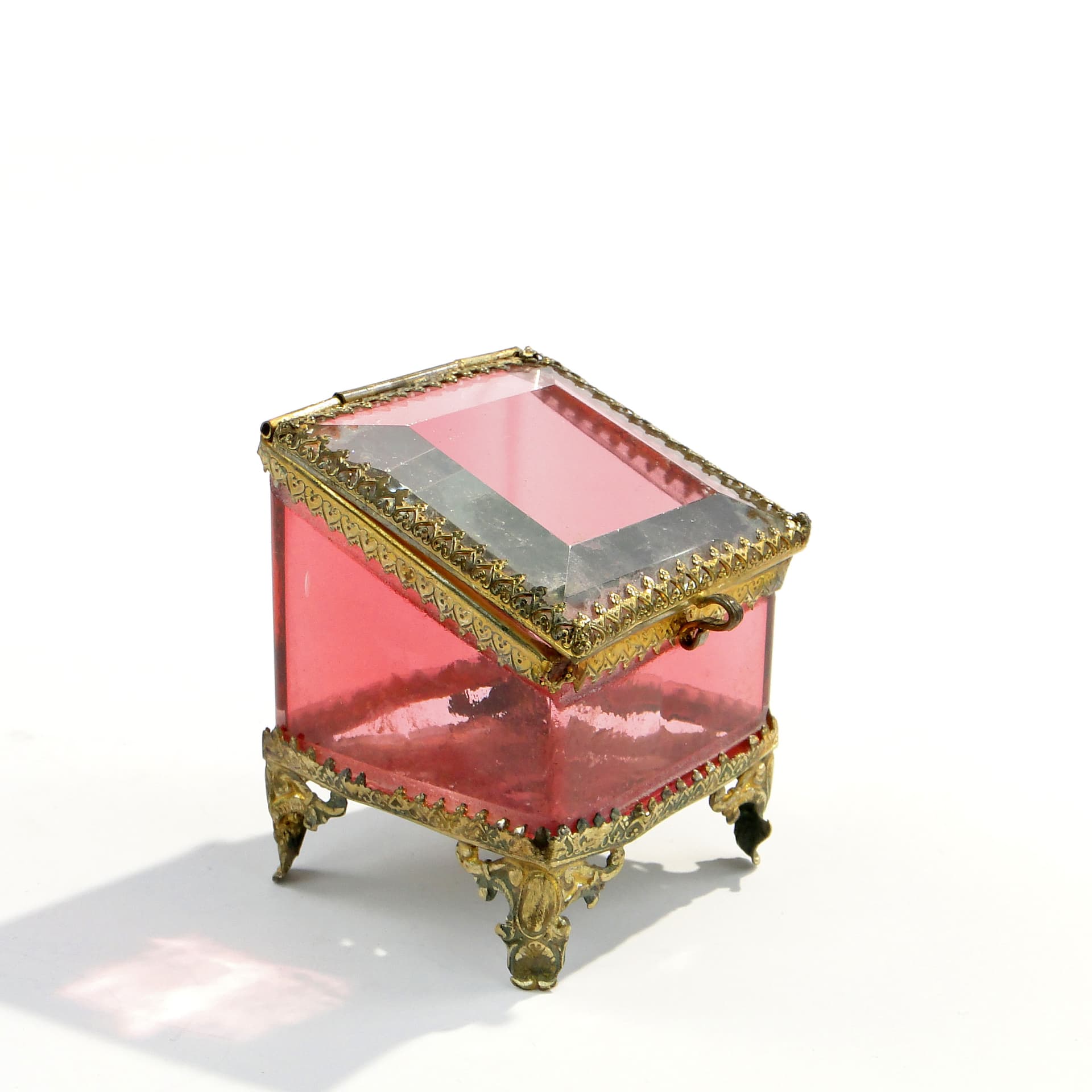 Pudełko na biżuterię, kryształ różowy, mosiądz złocony, Austria, XIX w. - 47295