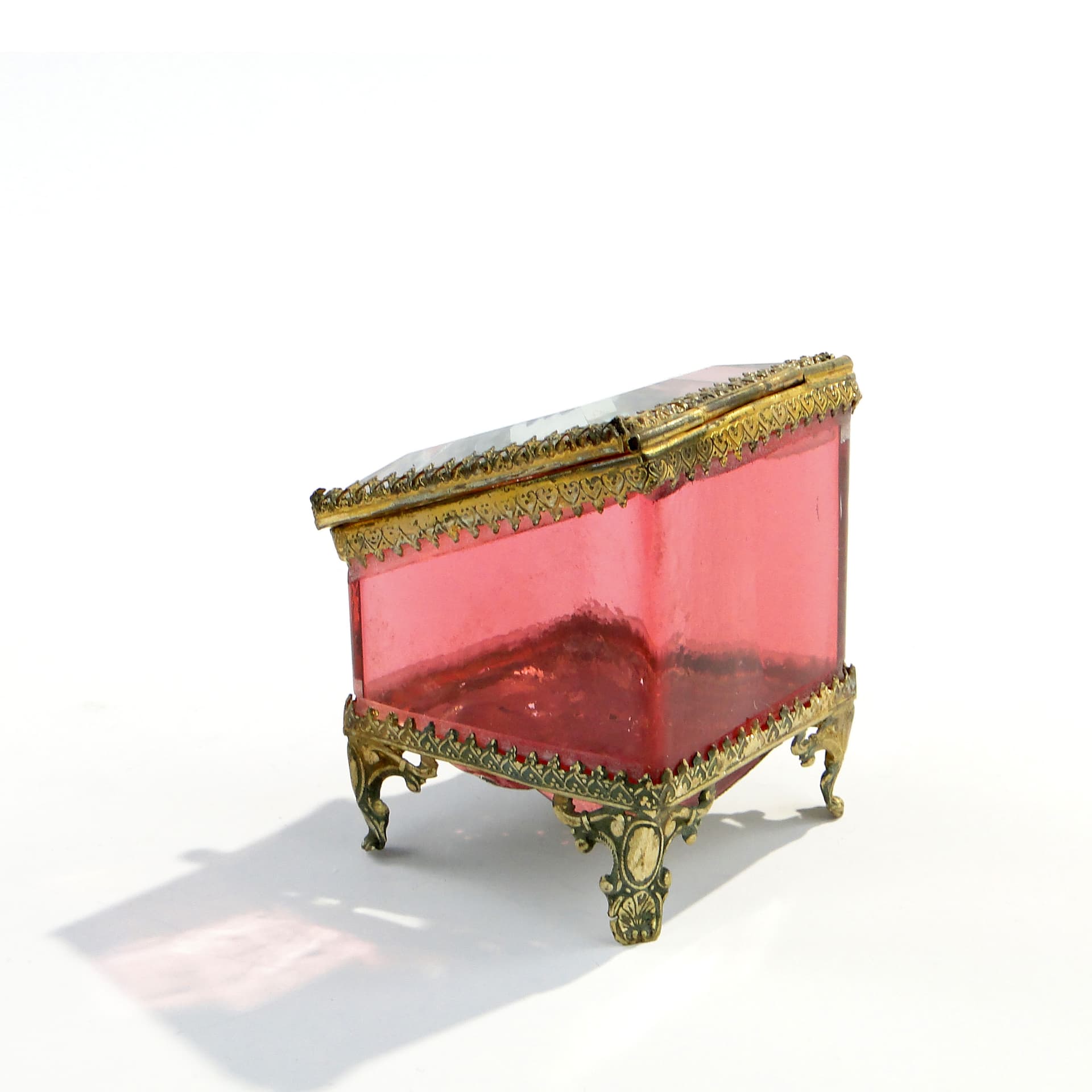 Pudełko na biżuterię, kryształ różowy, mosiądz złocony, Austria, XIX w. - 47296