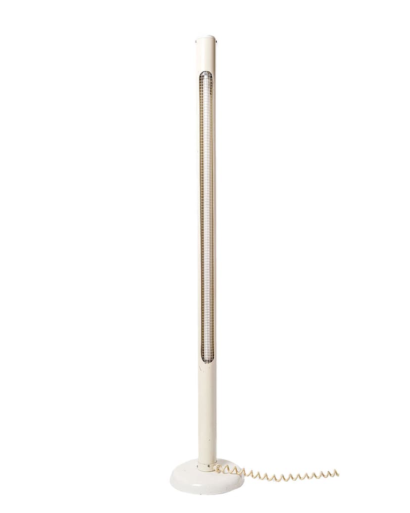 Wysoka lampa wykonana z metalu, styl industrialny.