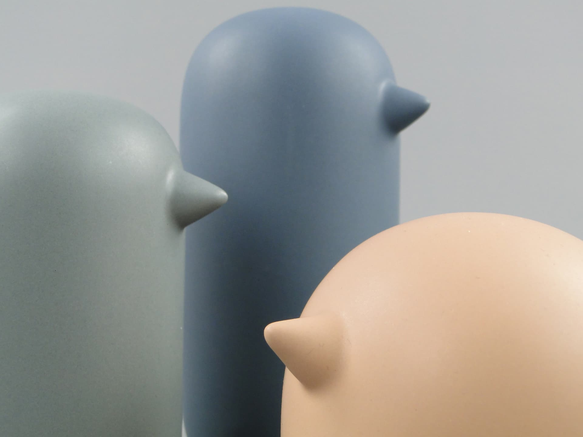 Zestaw trzech figurek Ptasia Rodzina, multikolor, ceramika, Szwecja, XXI wiek - 47601