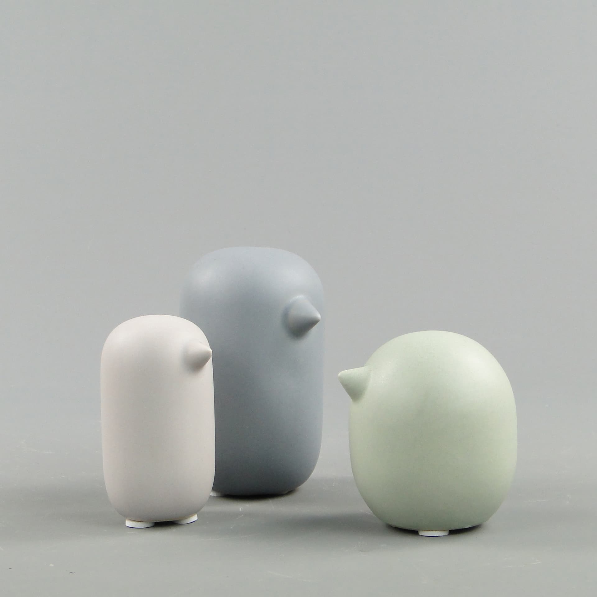 Zestaw trzech figurek Ptasia rodzina, ceramika szara, Skandynawia, XXI w. - 47634