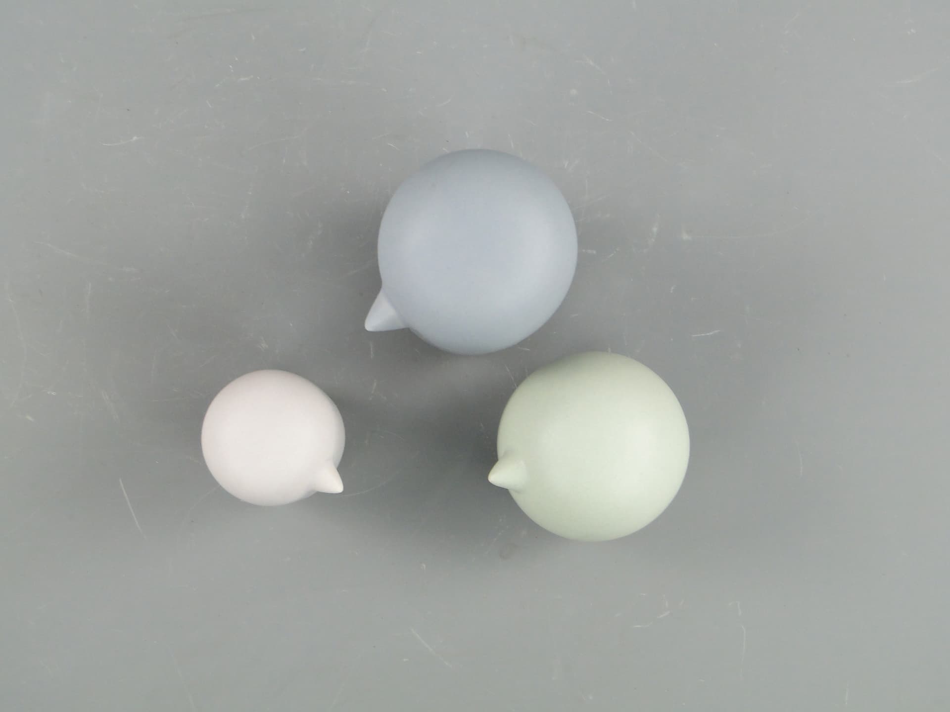 Zestaw trzech figurek Ptasia rodzina, ceramika szara, Skandynawia, XXI w. - 47638