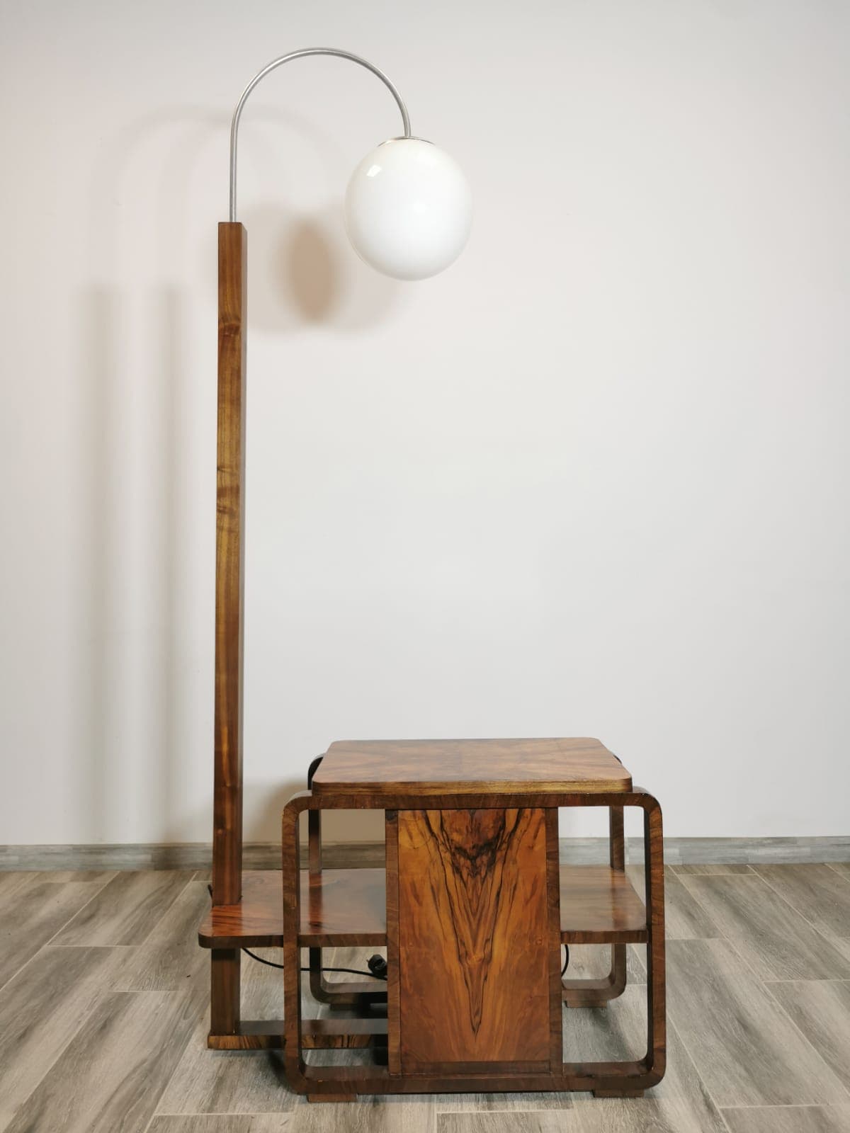 Lampa ze stolikiem, orzech, proj. J. Halabala, UP Závody, Czechosłowacja, lata 40. - 47981