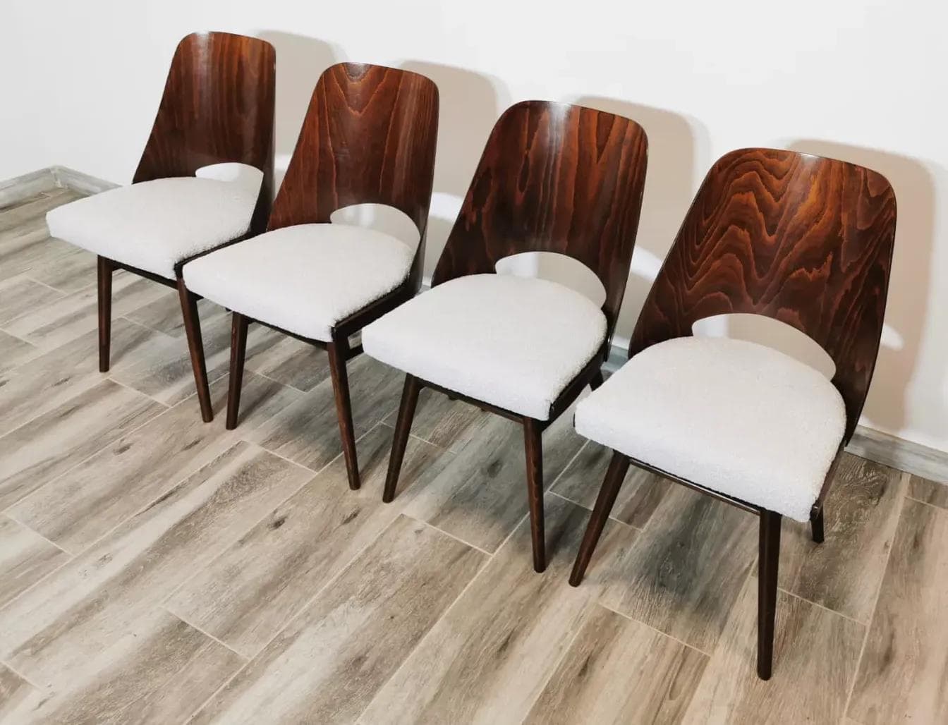 Komplet czterech krzeseł, orzechowo-brązowy, buk, proj. R. Hoffman, TON, Czechosłowacja, lata 60. - 48276