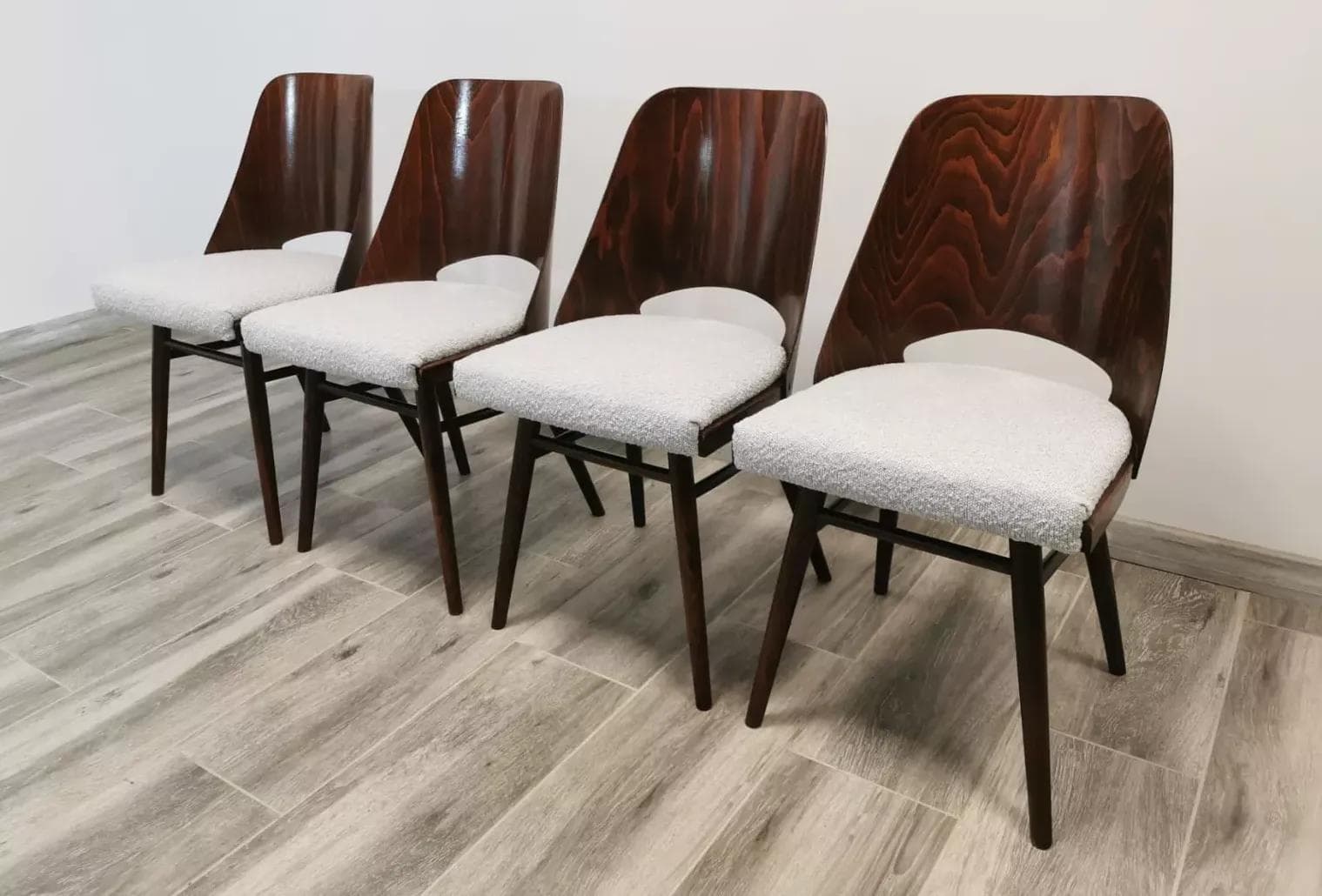 Komplet czterech krzeseł, orzechowo-brązowy, buk, proj. R. Hoffman, TON, Czechosłowacja, lata 60. - 48275