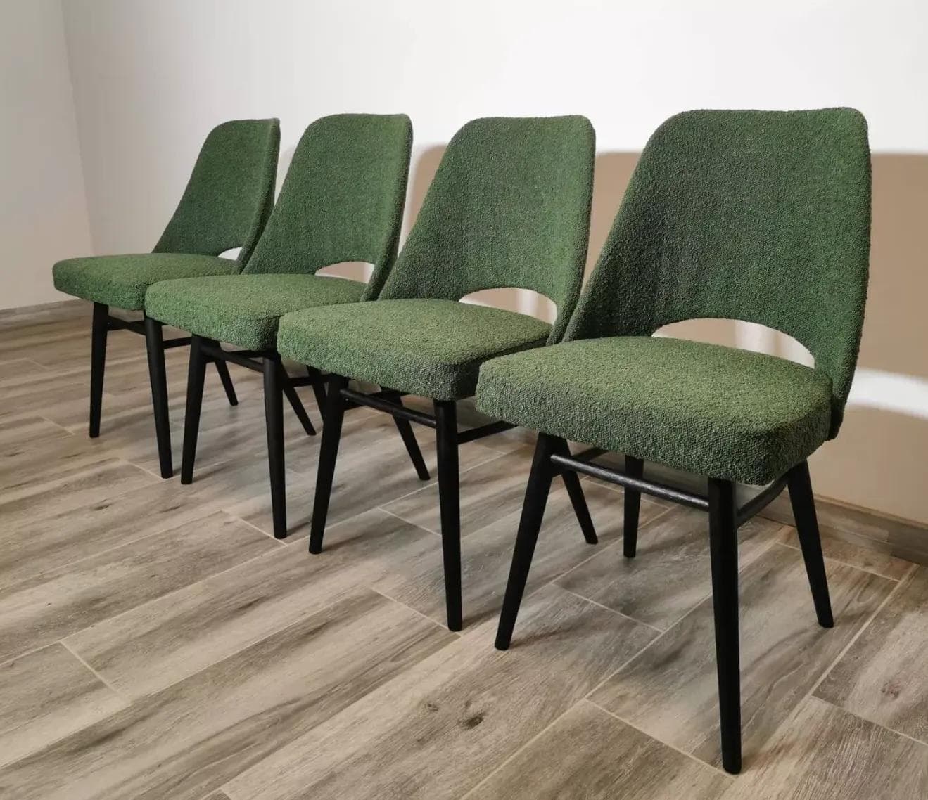 Komplet czterech krzeseł, zieleń bouclé, buk czarny, proj. R. Hoffman, Ton, Czechosłowacja, lata 60. - 48226