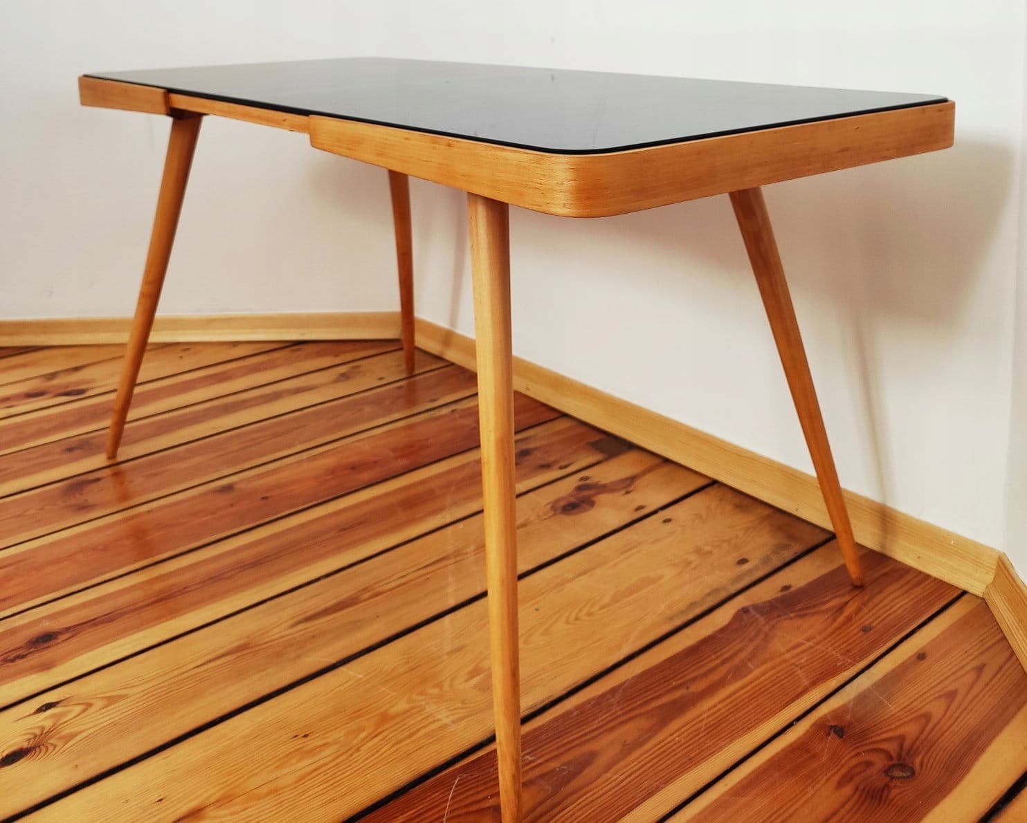 Stolik kawowy, szkło czarne, drewno miodowy, proj. J. Jiroutek, Czechosłowacja, lata 60. - 49145