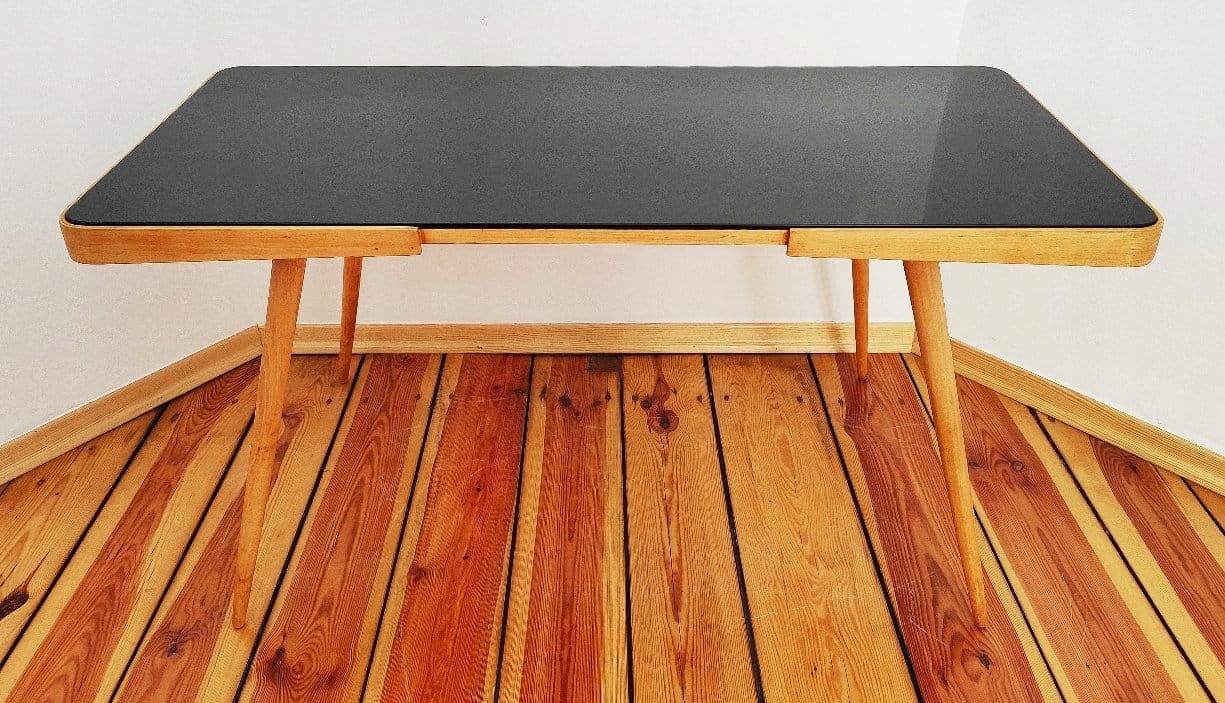 Stolik kawowy, szkło czarne, drewno miodowy, proj. J. Jiroutek, Czechosłowacja, lata 60. - 49144