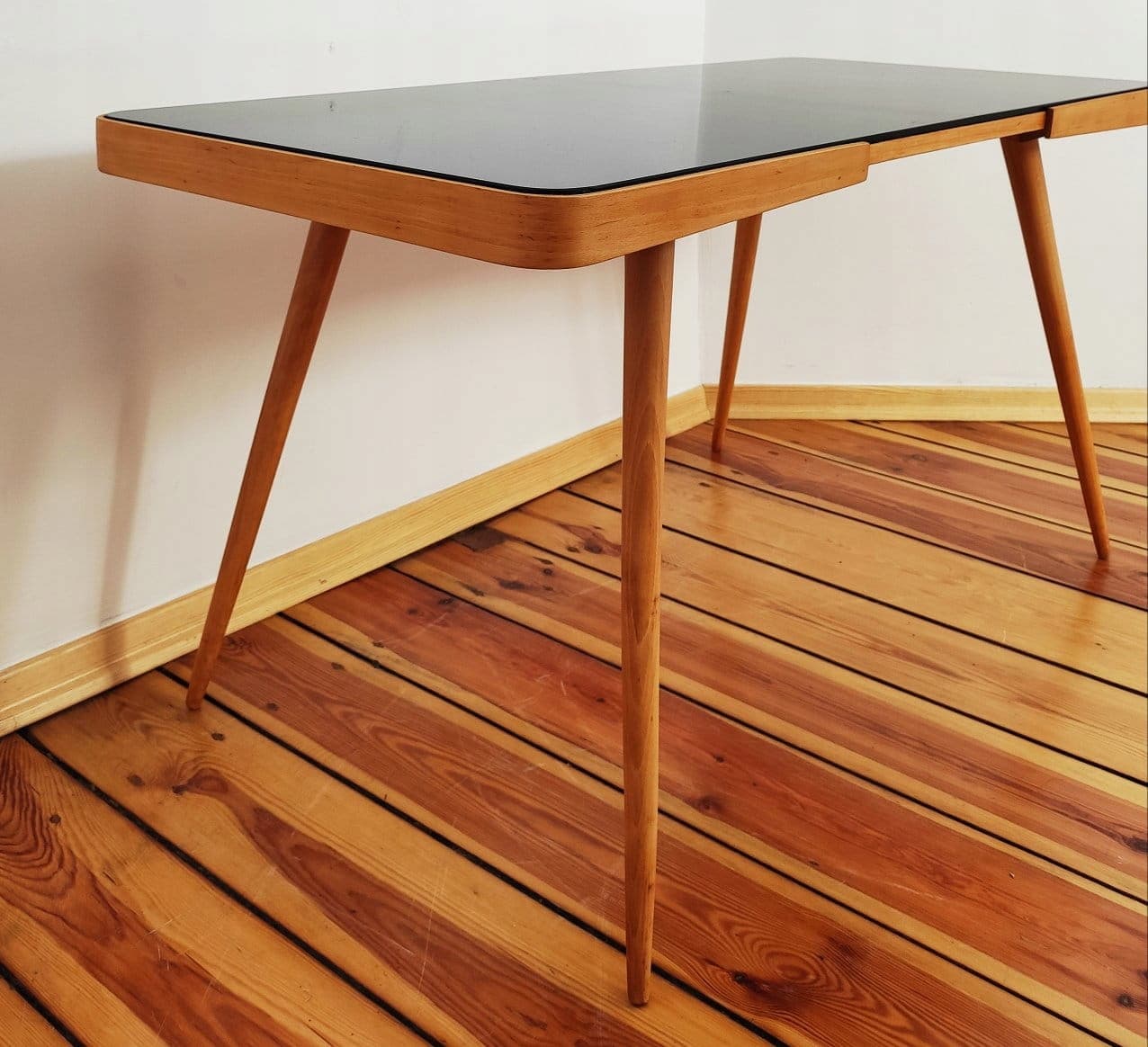 Stolik kawowy, szkło czarne, drewno miodowy, proj. J. Jiroutek, Czechosłowacja, lata 60. - 49146