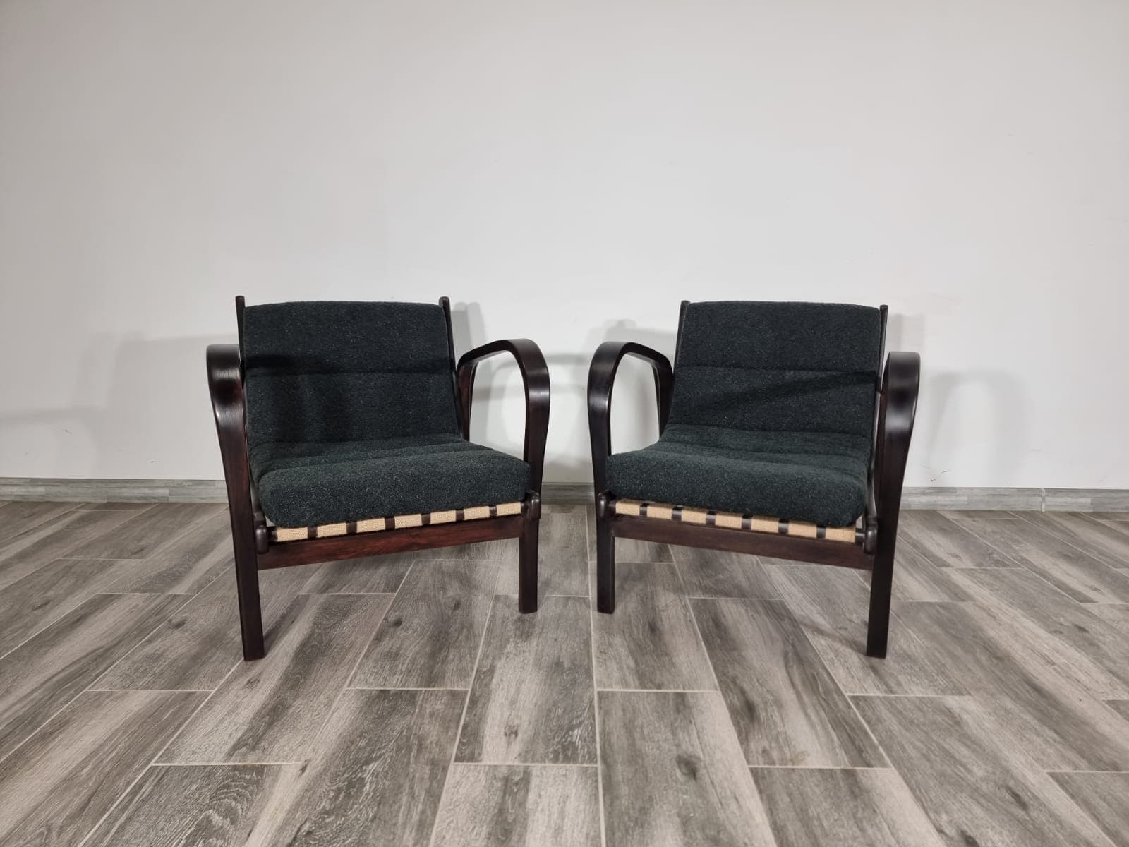 Para foteli, antracytowa wełna, drewno ciemnobrązowe, proj. A. Kropáček, K. Kozelka, Czechosłowacja, lata 40. - 48679