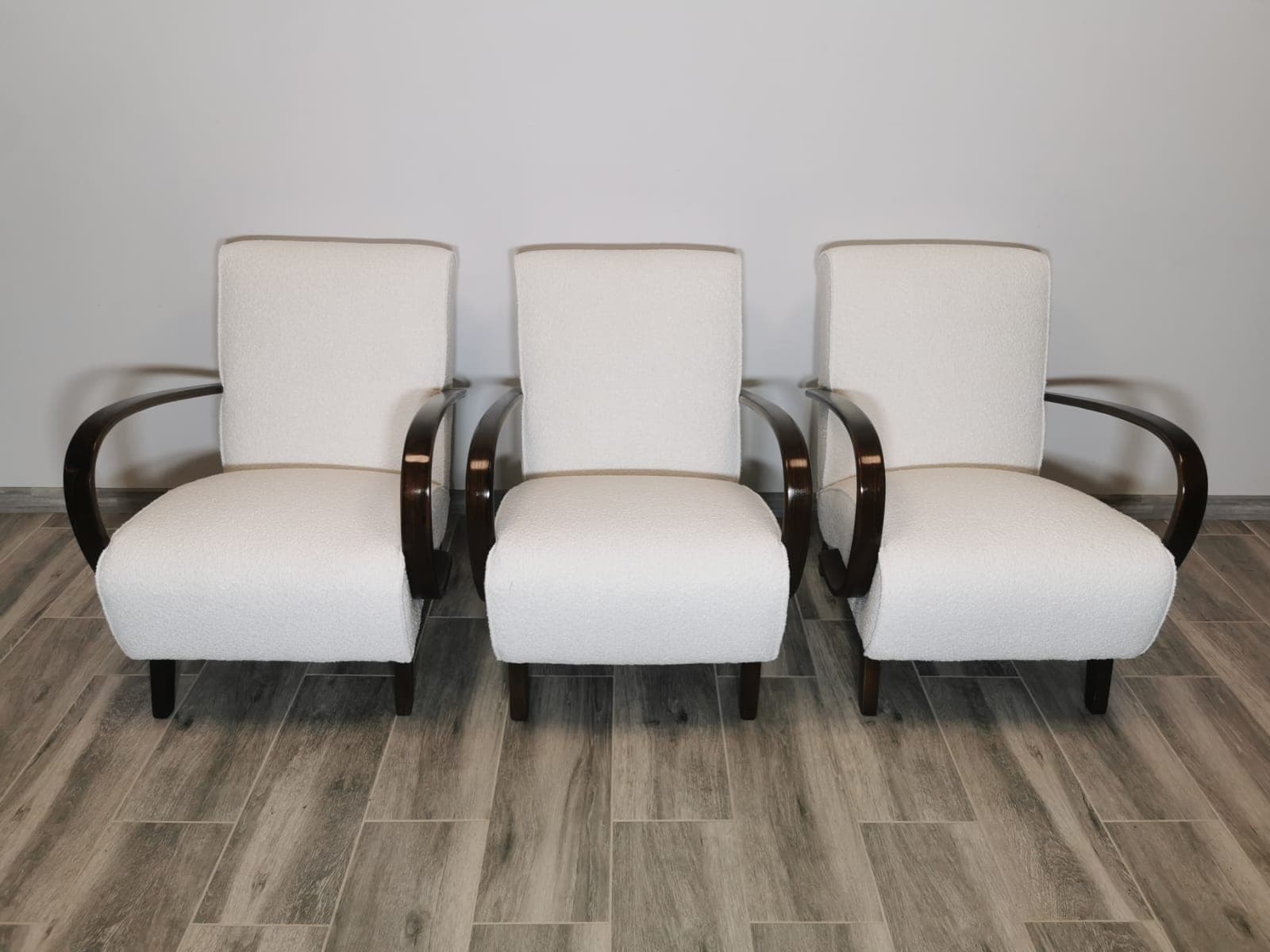 Komplet trzech foteli H 410, drewno ciemnobrązowe, bouclé biały, proj. J. Halabala, UP Závody, Czechosłowacja, lata 50. - 48647