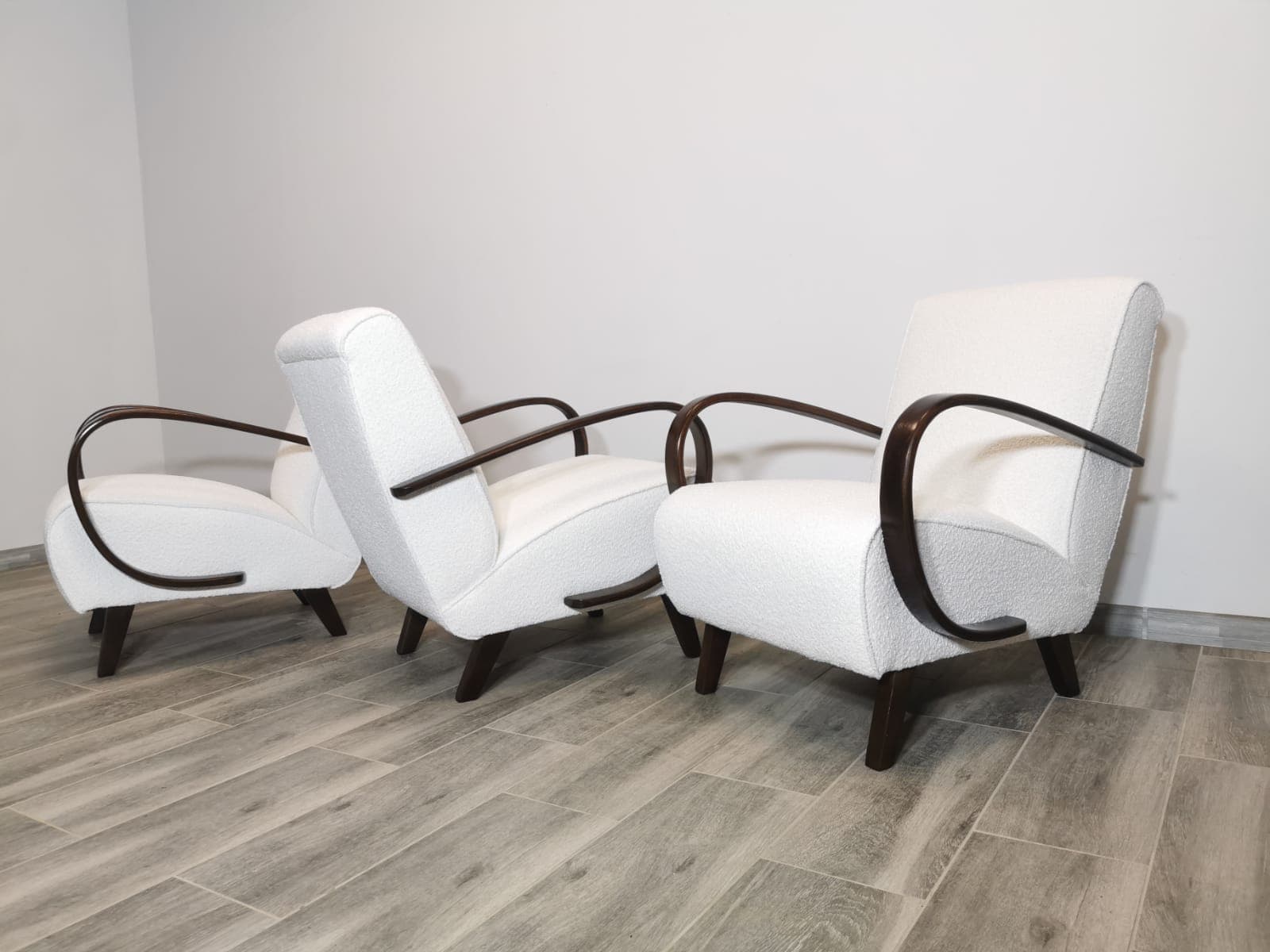 Komplet trzech foteli H 410, drewno ciemnobrązowe, bouclé biały, proj. J. Halabala, UP Závody, Czechosłowacja, lata 50. - 48645