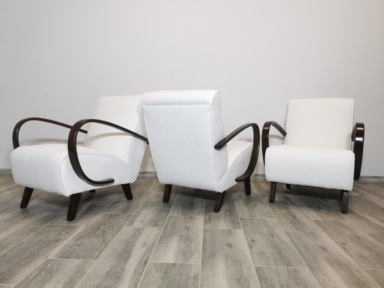 Komplet trzech foteli H 410, drewno ciemnobrązowe, bouclé biały, proj. J. Halabala, UP Závody, Czechosłowacja, lata 50. - 48646