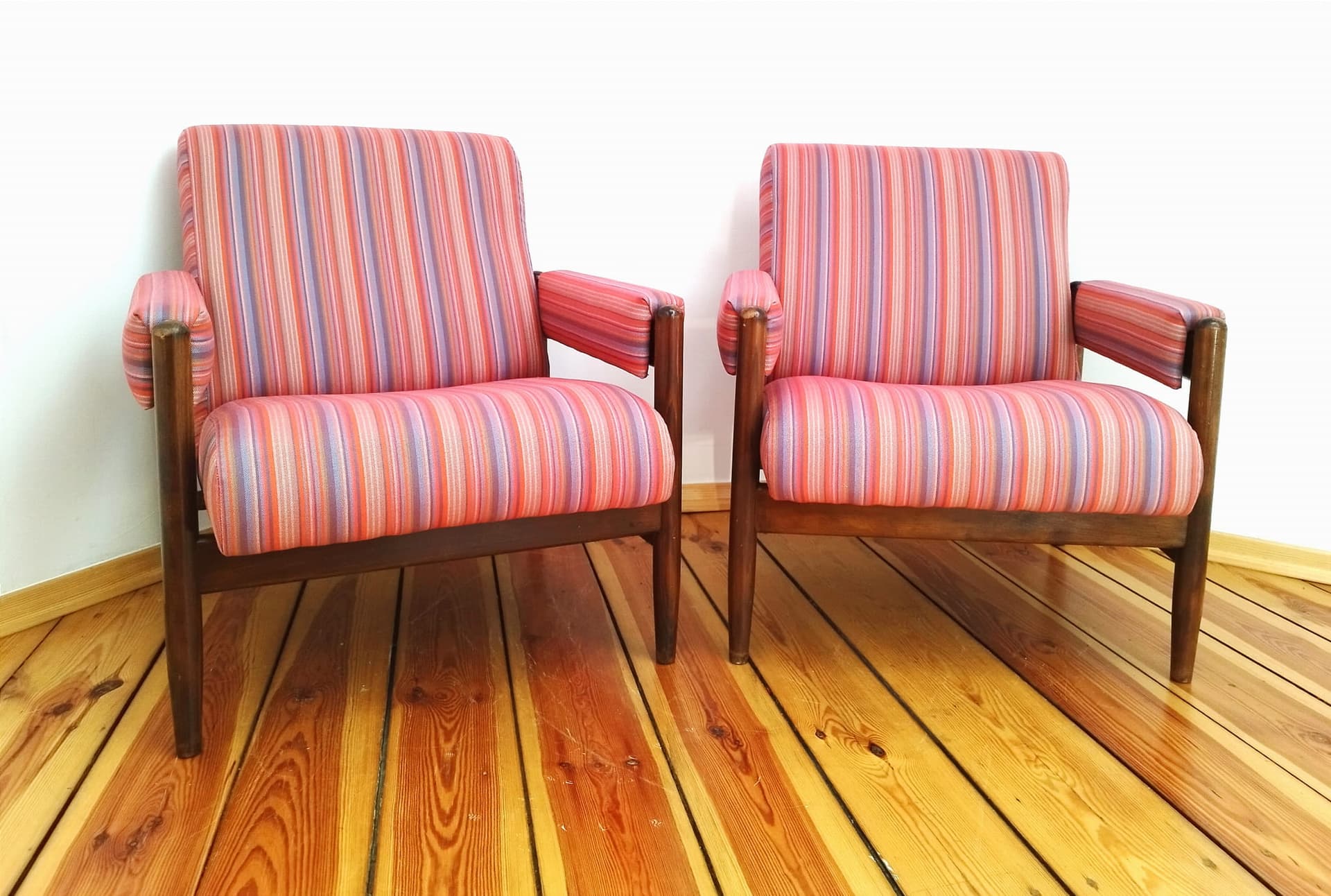 Pair of armchairs, mid-century modern, multicolor fabric, wood, 1960s. - 48541