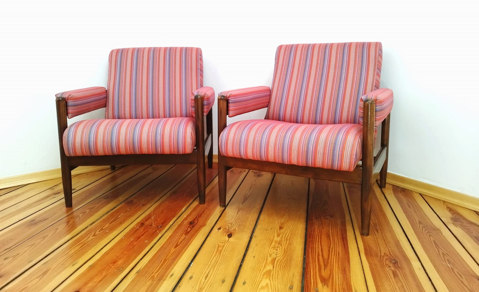 Pair of armchairs, mid-century modern, multicolor fabric, wood, 1960s. - 48543