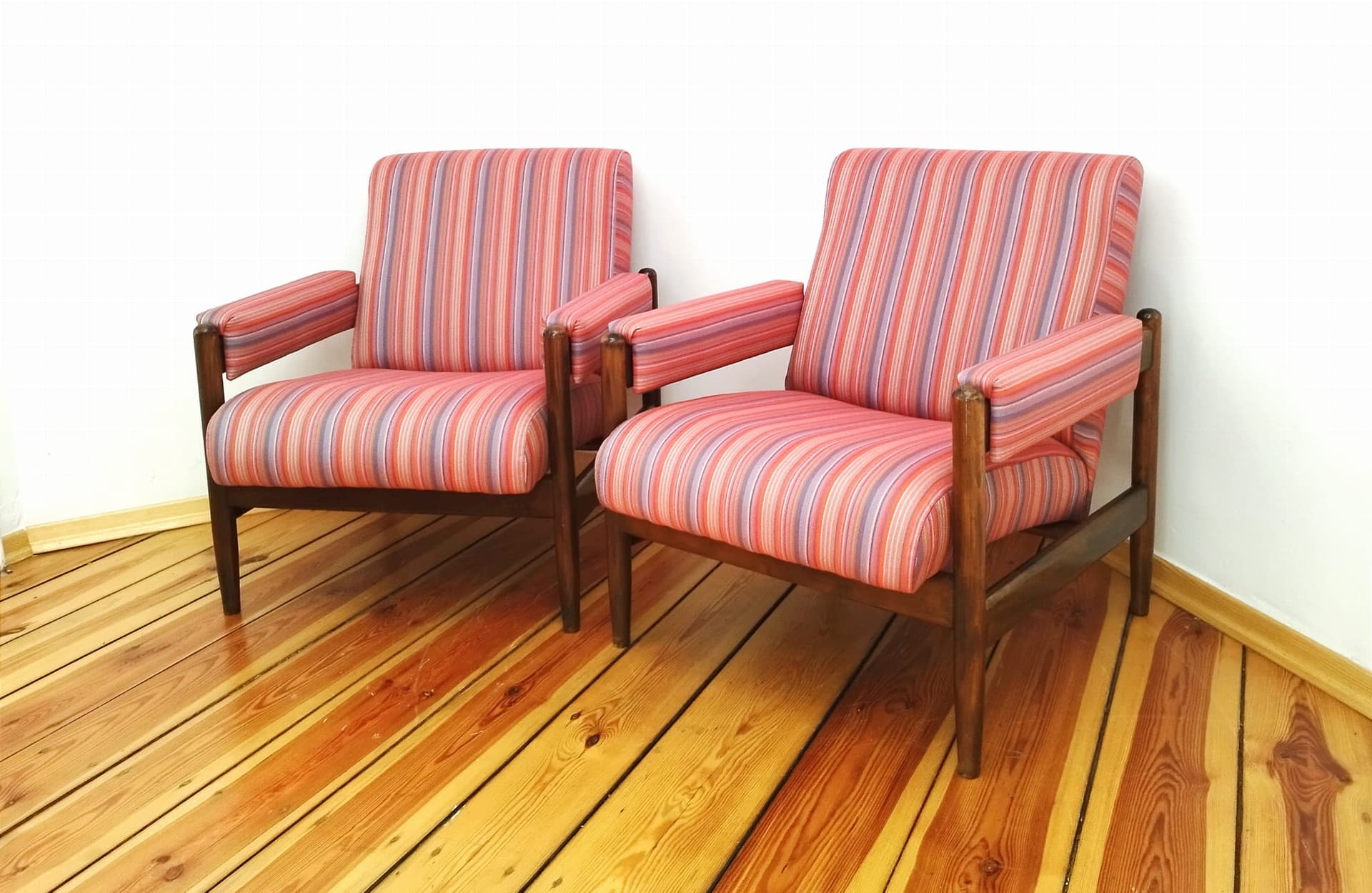 Pair of armchairs, mid-century modern, multicolor fabric, wood, 1960s. - 48542
