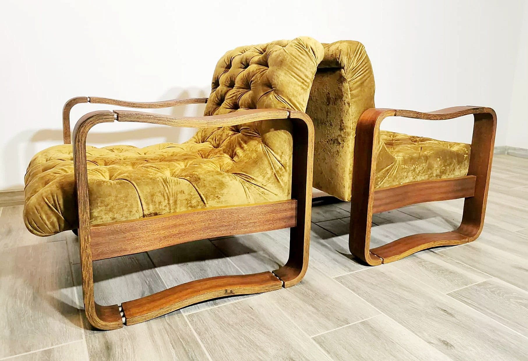 Para foteli Art déco, złoty, welur, orzech, proj. L. Volak, Czechy, lata 60. - 48475