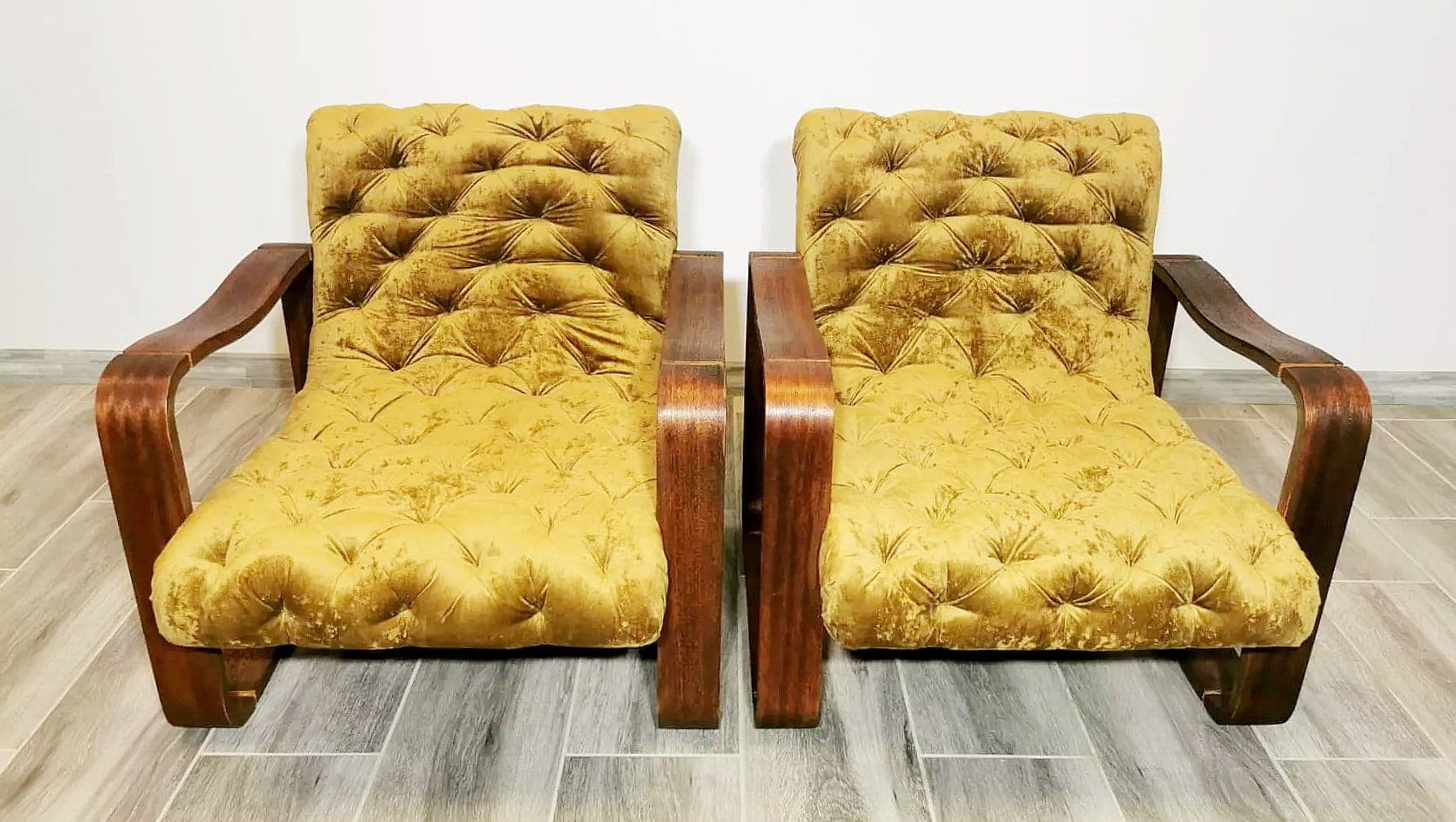 Para foteli Art déco, złoty, welur, orzech, proj. L. Volak, Czechy, lata 60. - 48474