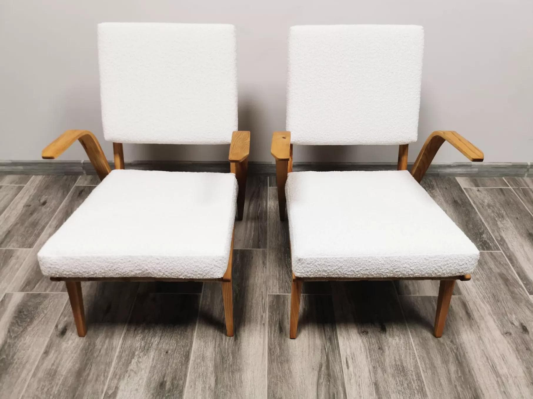 Pair of armchairs, ivory white bouclé, light beech, Czechoslovakia, 1950s. - 48468