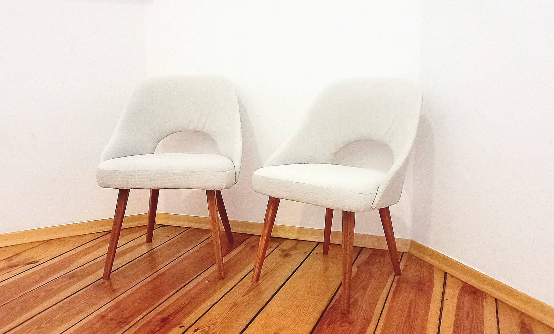 Pair of armchairs, ivory white, beech, by O. Haerdtl, Czechoslovakia, 1960s. - 48459