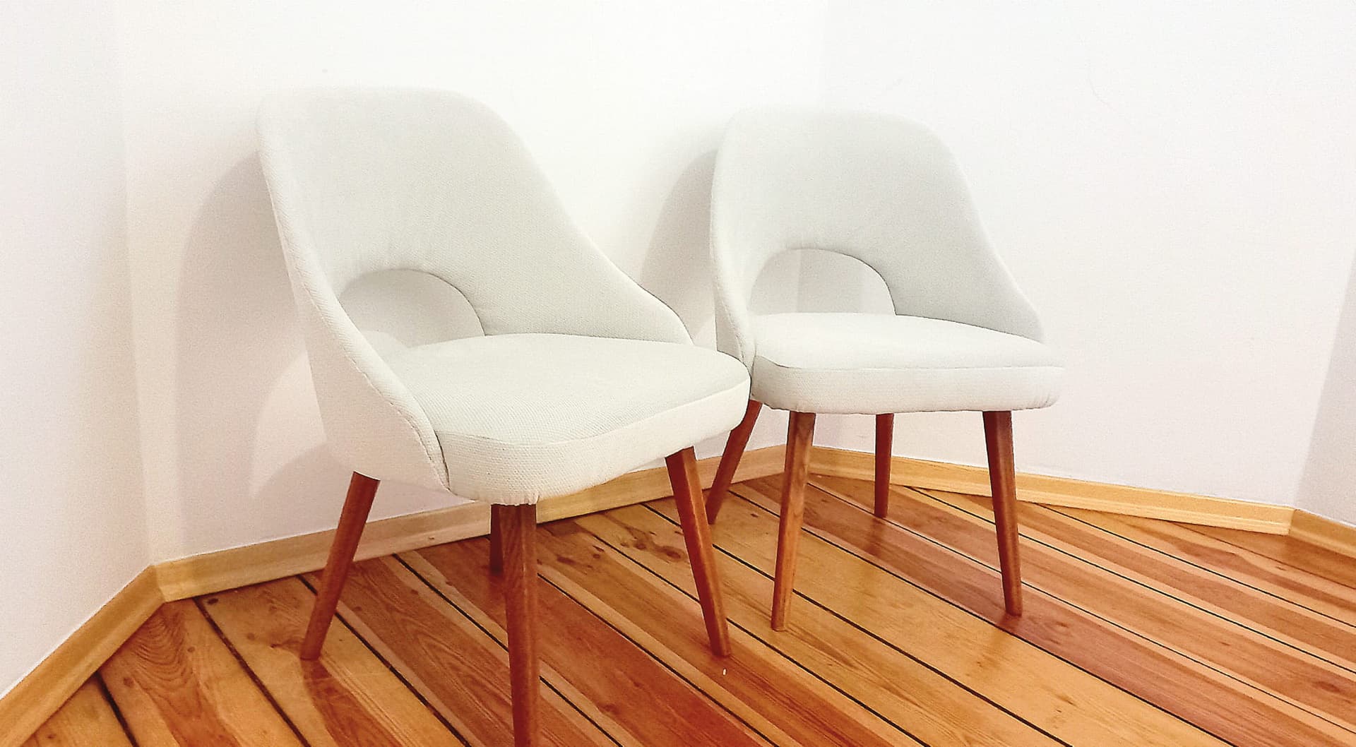 Pair of armchairs, ivory white, beech, by O. Haerdtl, Czechoslovakia, 1960s. - 48460