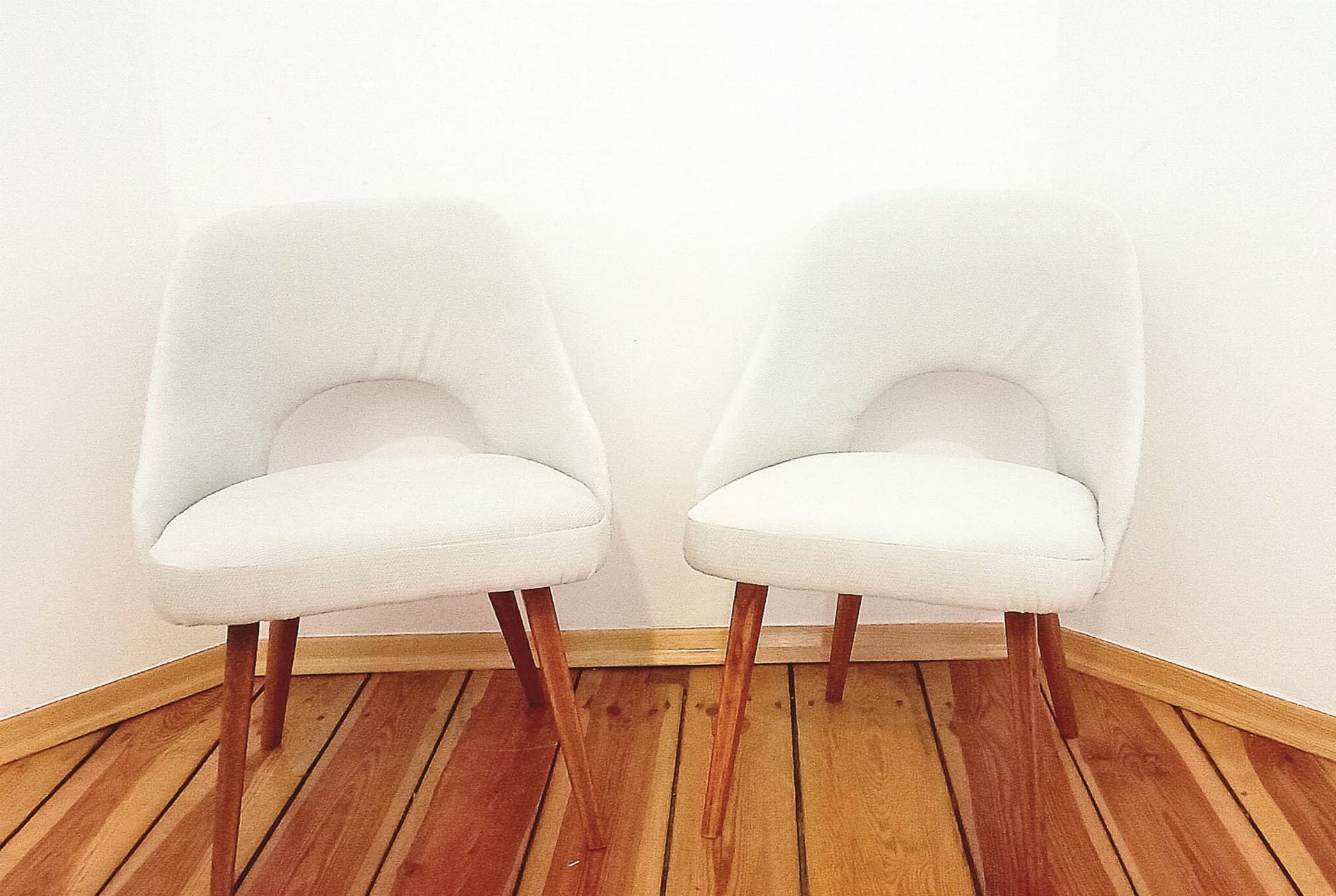 Pair of armchairs, ivory white, beech, by O. Haerdtl, Czechoslovakia, 1960s. - 48458