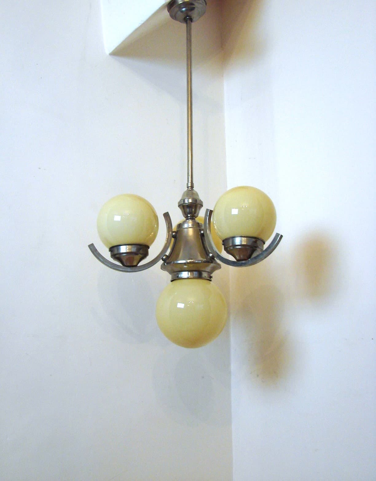 Żyrandol Art Deco, szkło ivory white, mosiądz niklowany, lata 20. - 51639