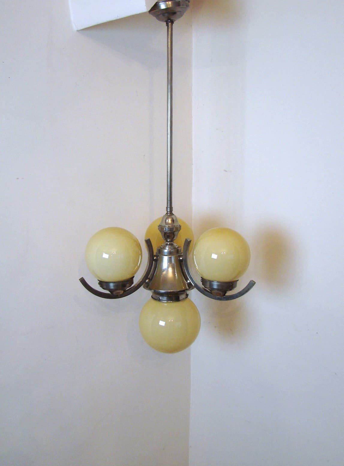 Żyrandol Art Deco, szkło ivory white, mosiądz niklowany, lata 20. - 51635