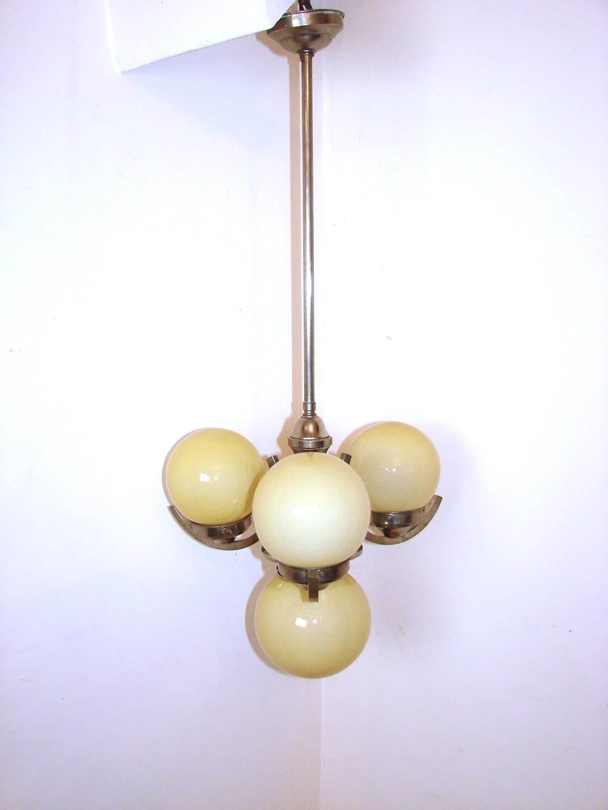 Żyrandol Art Deco, szkło ivory white, mosiądz niklowany, lata 20. - 51641