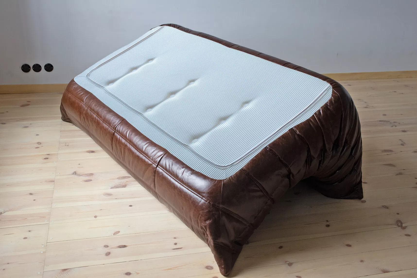 Sofa Togo trzyosobowa, skóra brązowa dark shiny - 52258